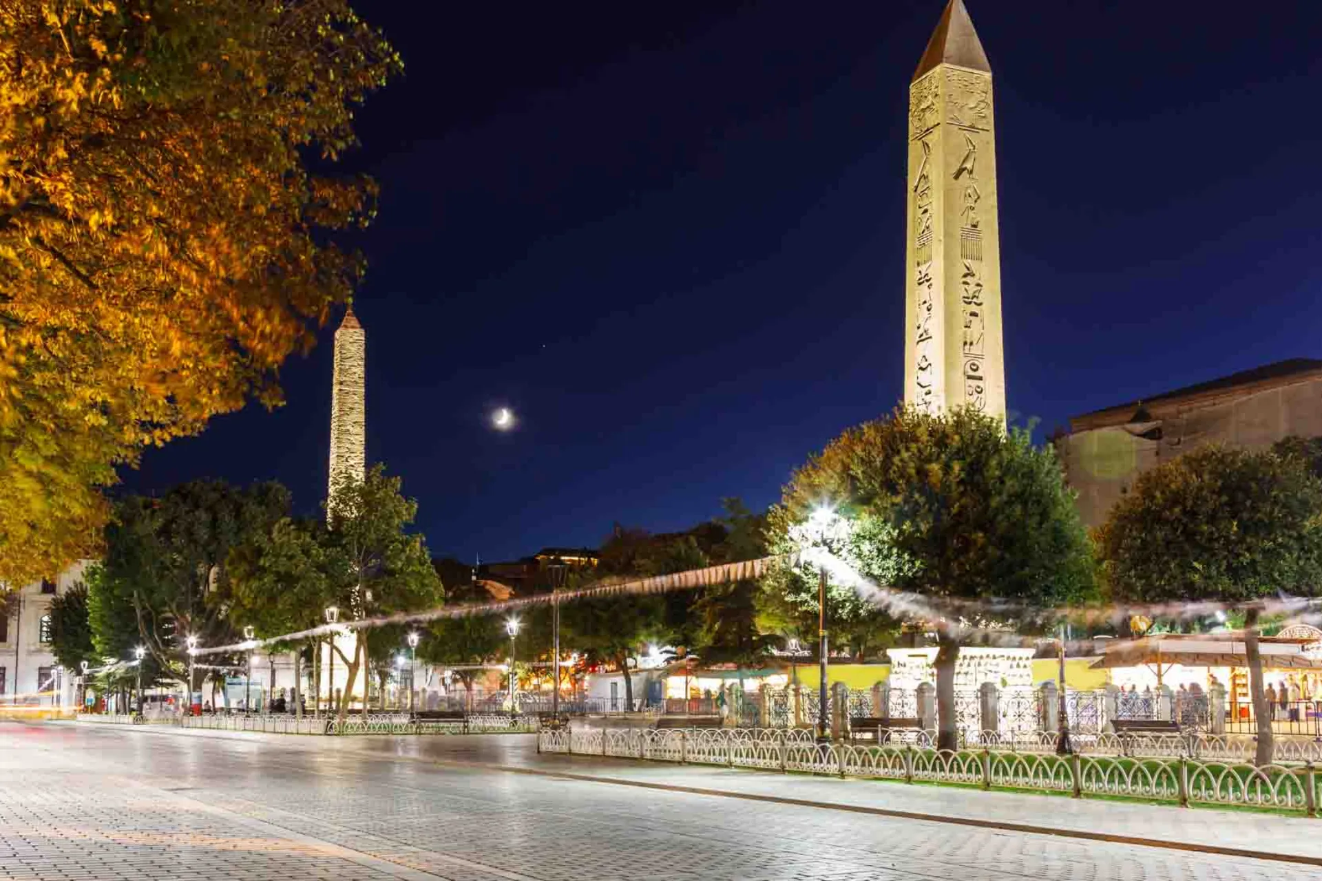 Theodosius obelisk reser sig majestätiskt på Hippodromen i Istanbul till minne av stadens kejserliga storhetstid