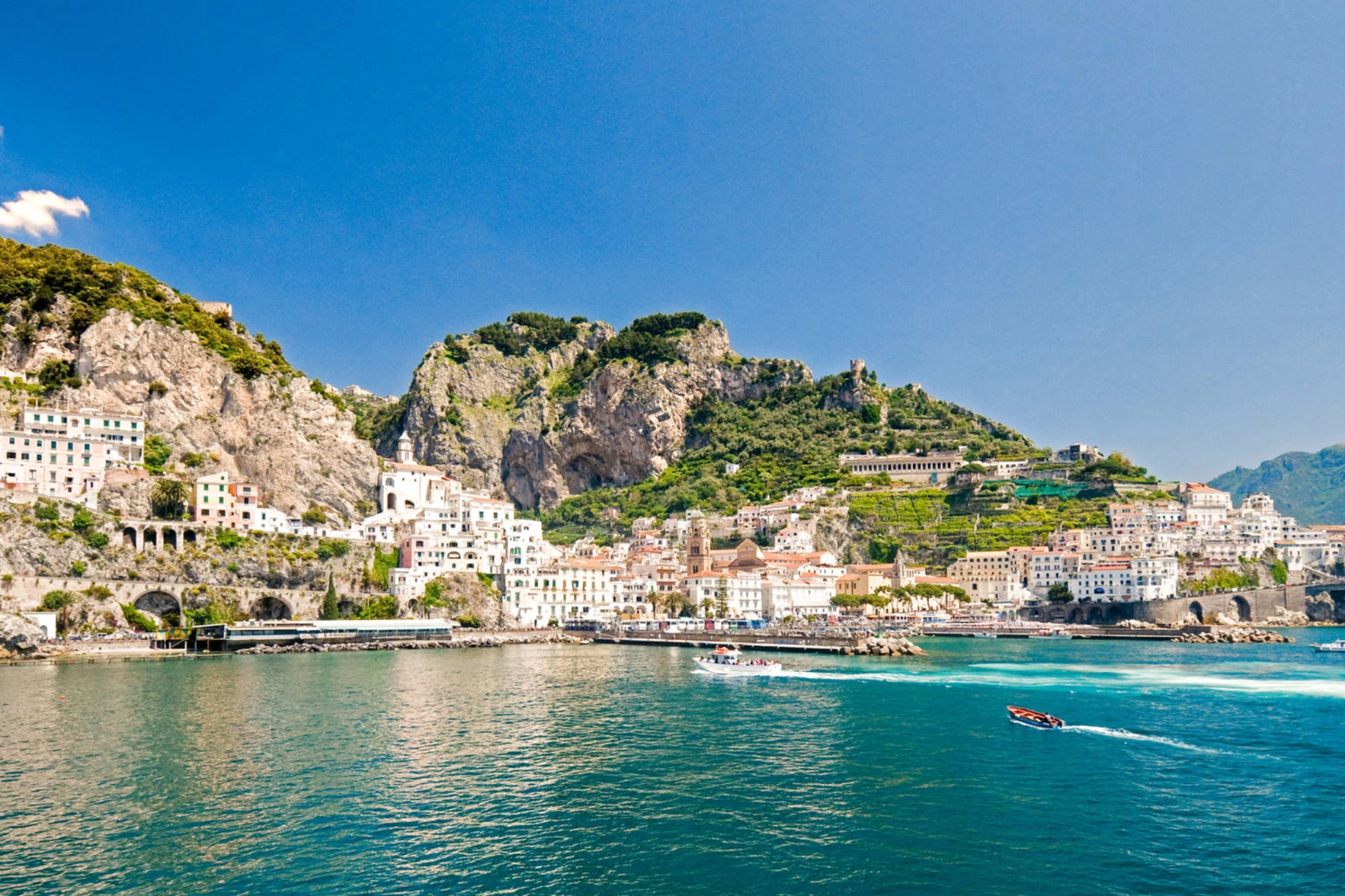 Amalfikusten ligger på sydsidan av Sorrentohalvön