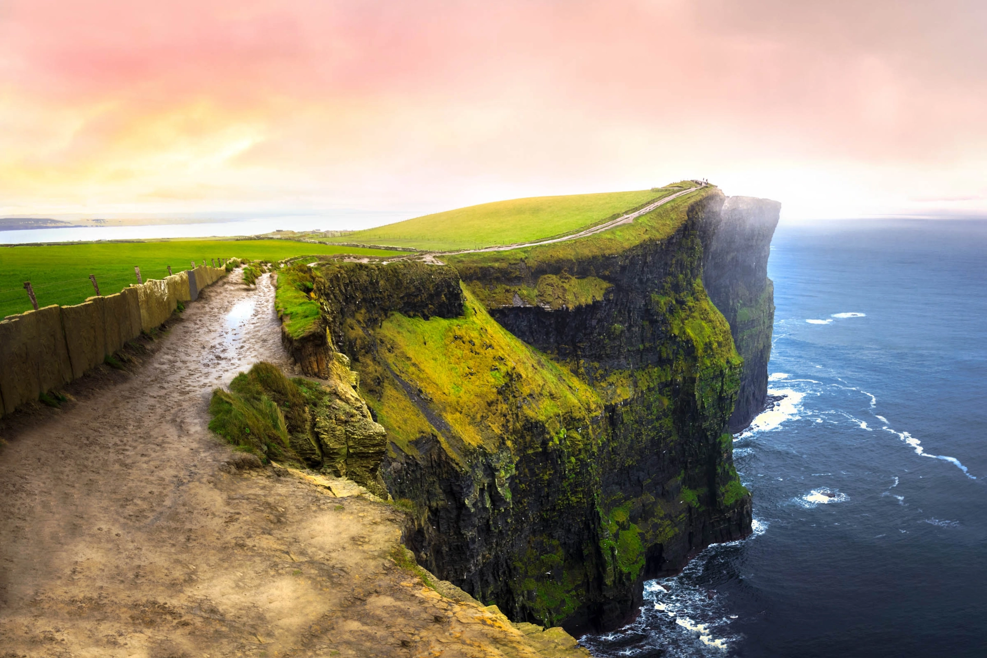Cliffs of Moher är 214 meter höga och sträcker sig 14 km längs kusten