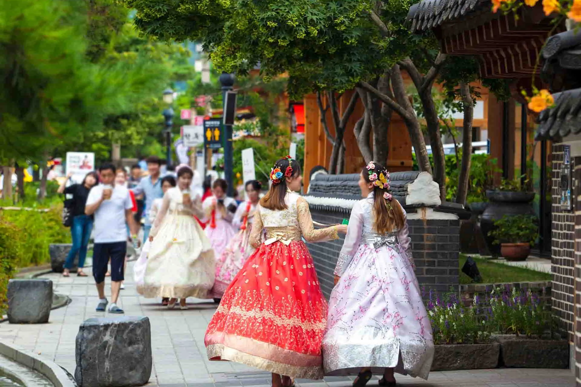 Jeonju Hanok Village – besökare i traditionella hanbok-dräkter ger området en särskild stämning