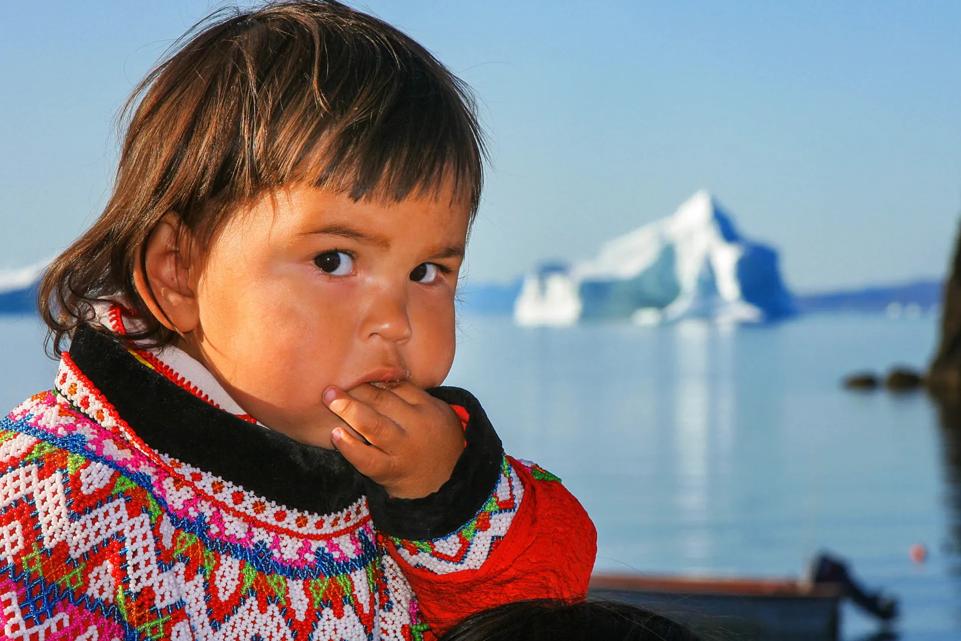 Liten flicka i nationaldräkt Liten flicka i nationaldräkt