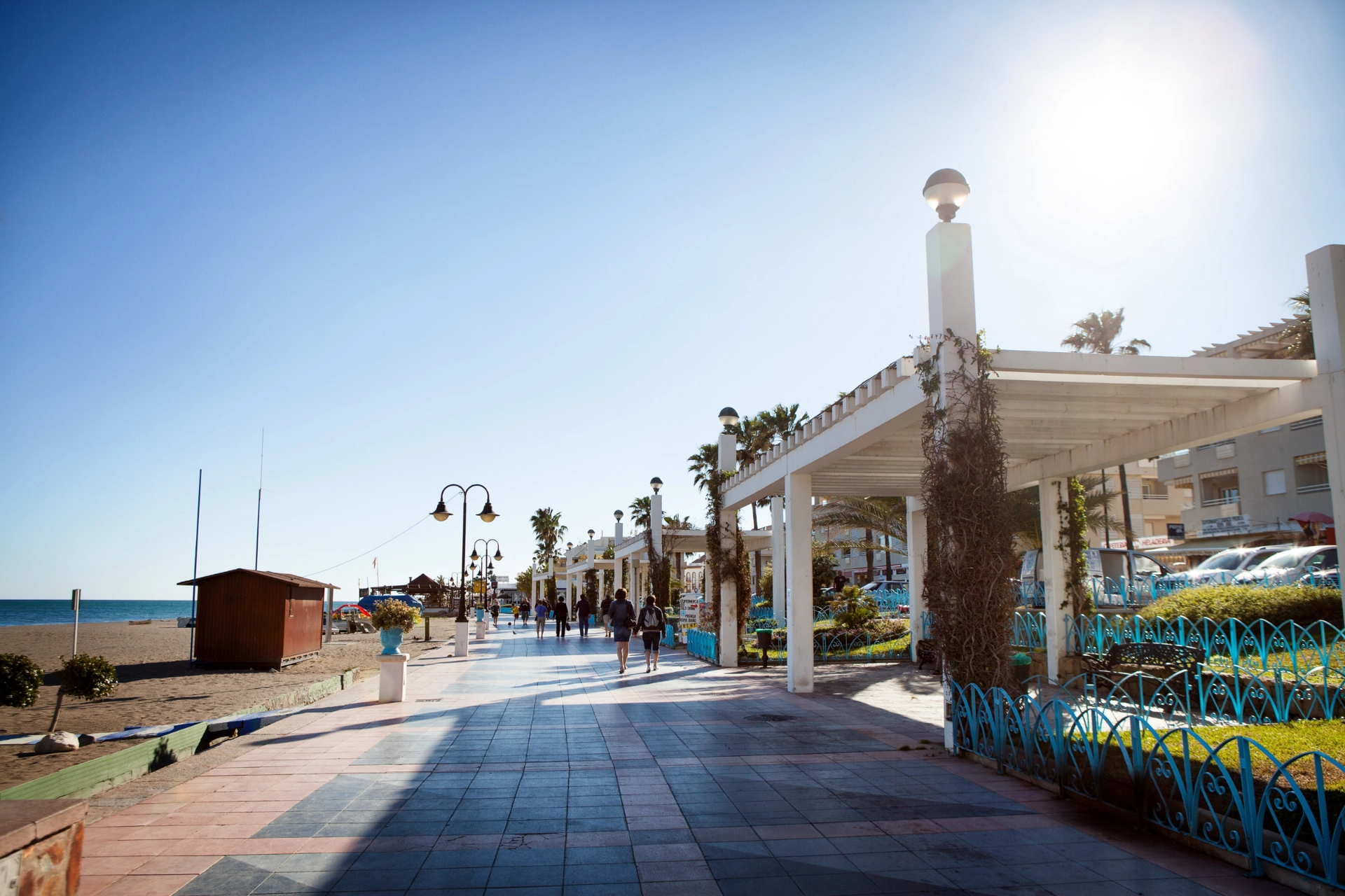Den väldigt långa strandpromenaden i Torremolinos