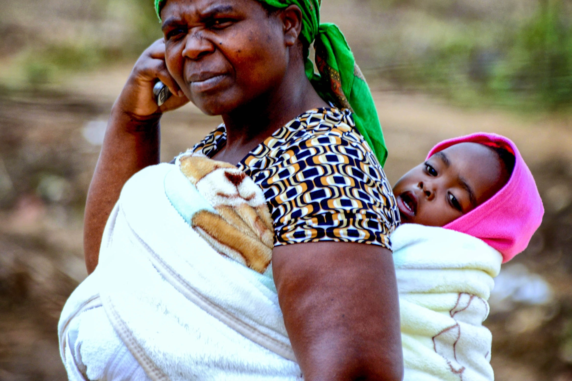 Mamma, barn och mobiltelefon