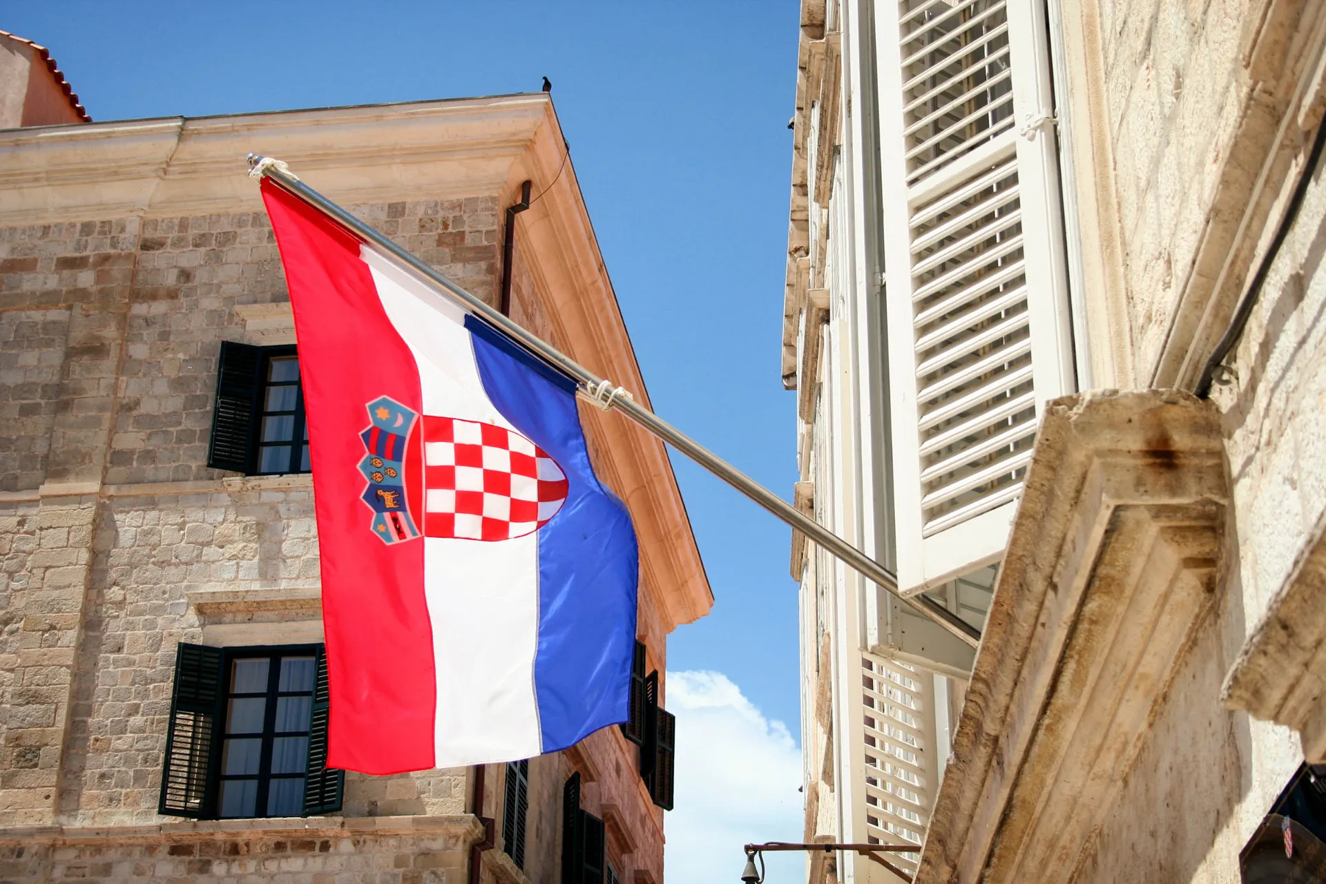 Kroatiens flagga med de fem små vapensköldarna