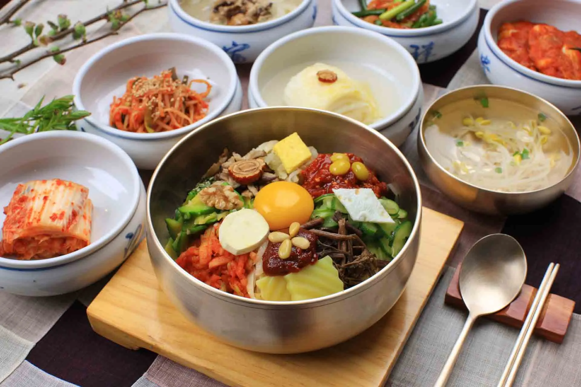 Bibimbap från Jeonju – en av Koreas mest kända rätter, serverad med ris, grönsaker, kött och ägg