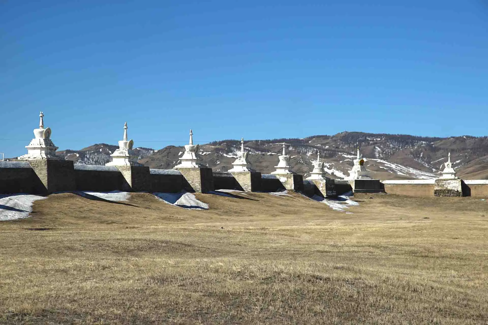 Stupor vid Erdene Zuu-klostret nära Karakorum – Mongoliets äldsta buddhistiska kloster