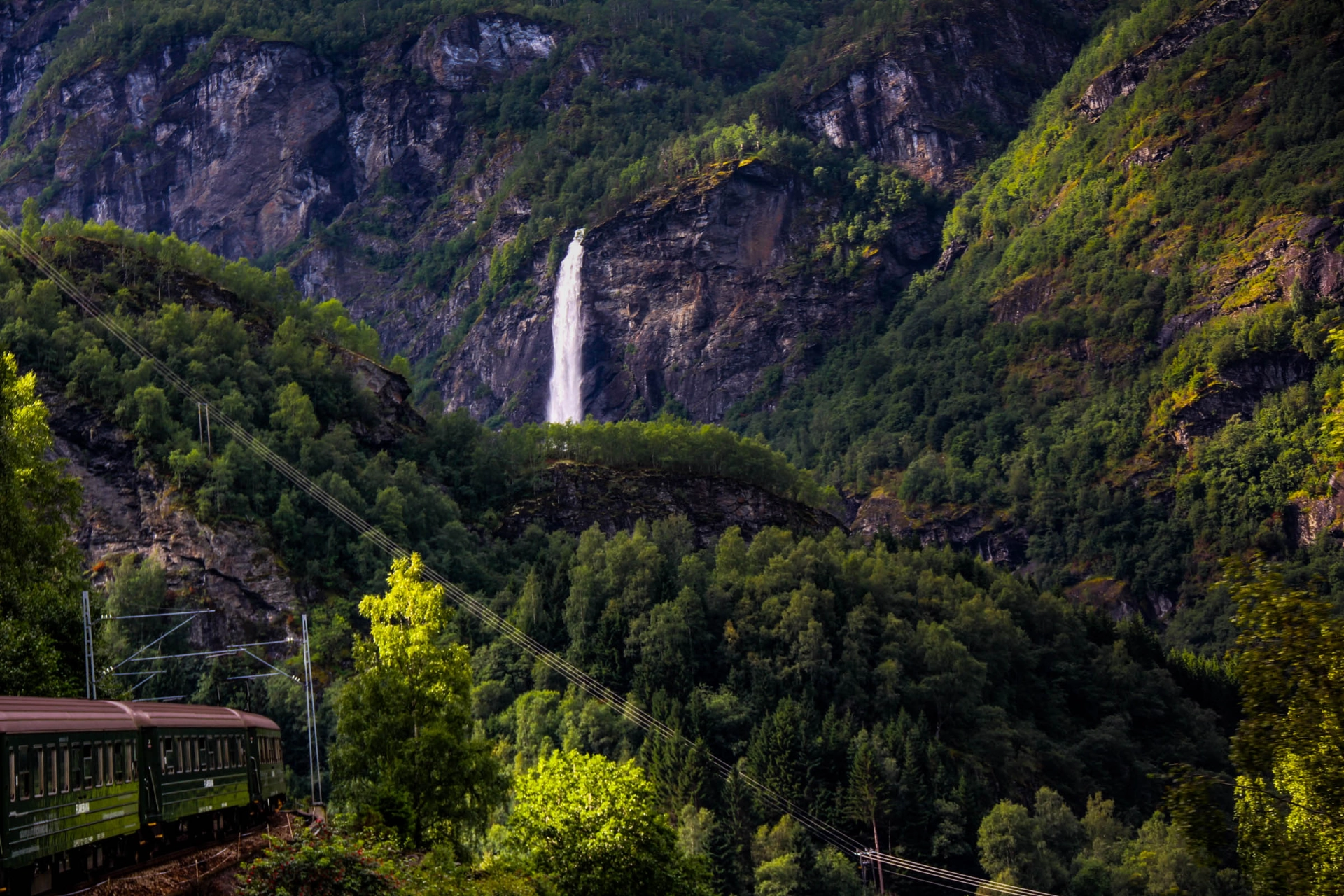 Avfärd med Flåmsbanan genom det vackra landskapet