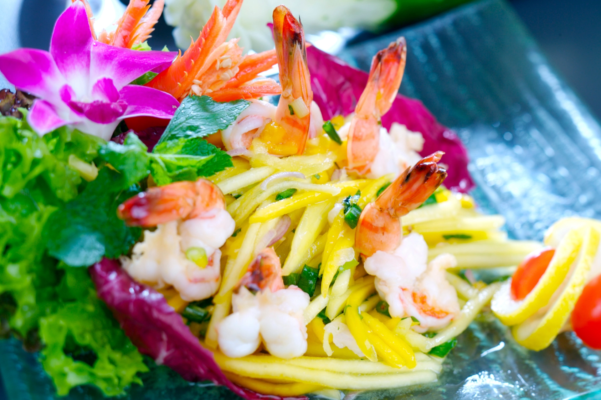 Mangosallad med räkor – en färgglad och smakrik rätt – ofta kallad Yam Mamuang