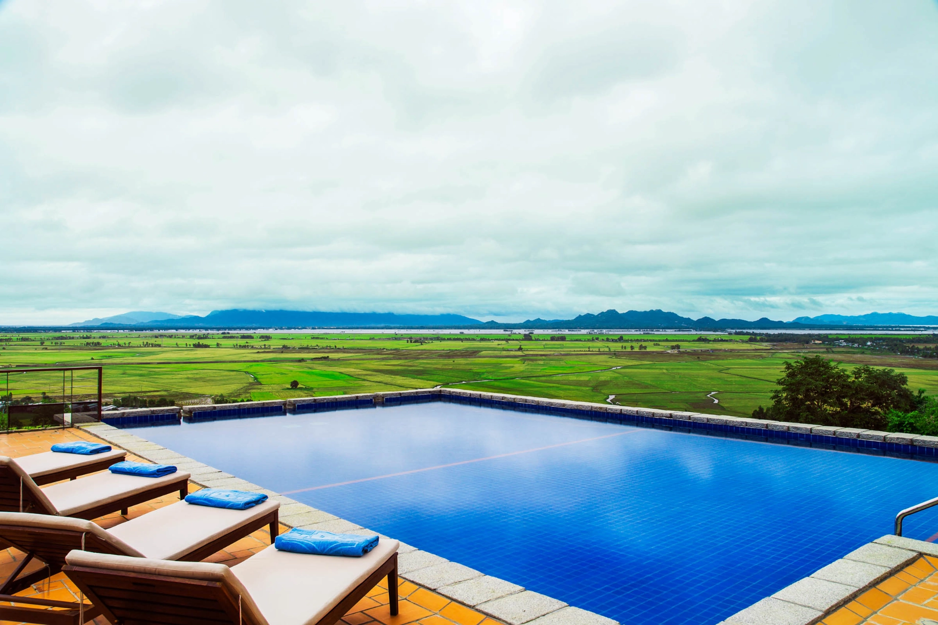 Vi övernattar på det nya Victoria Nui Sam Lodge i Chau Doc