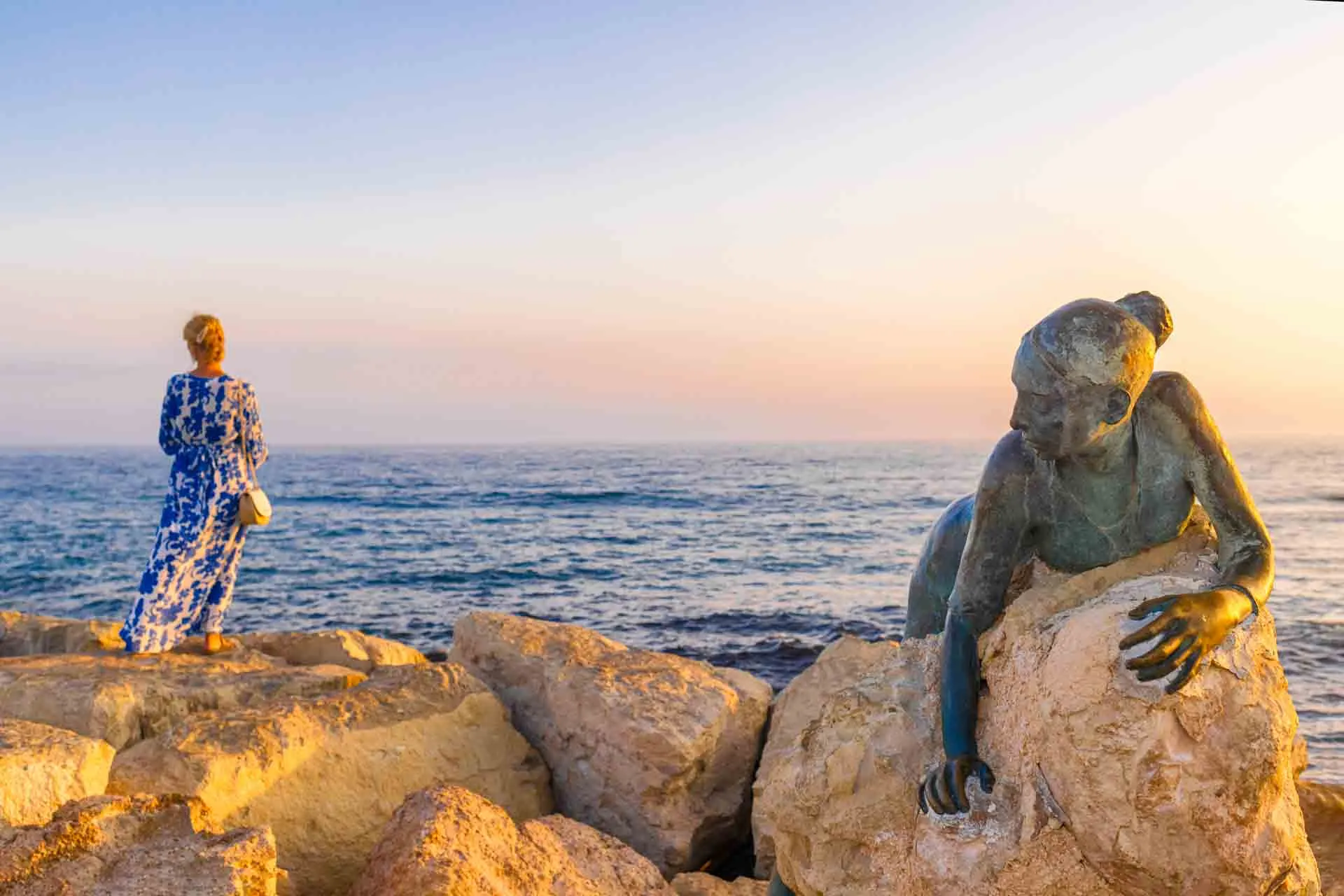 Skulpturen "Sol Alter" vid strandpromenaden i Paphos - hyllar Afrodite