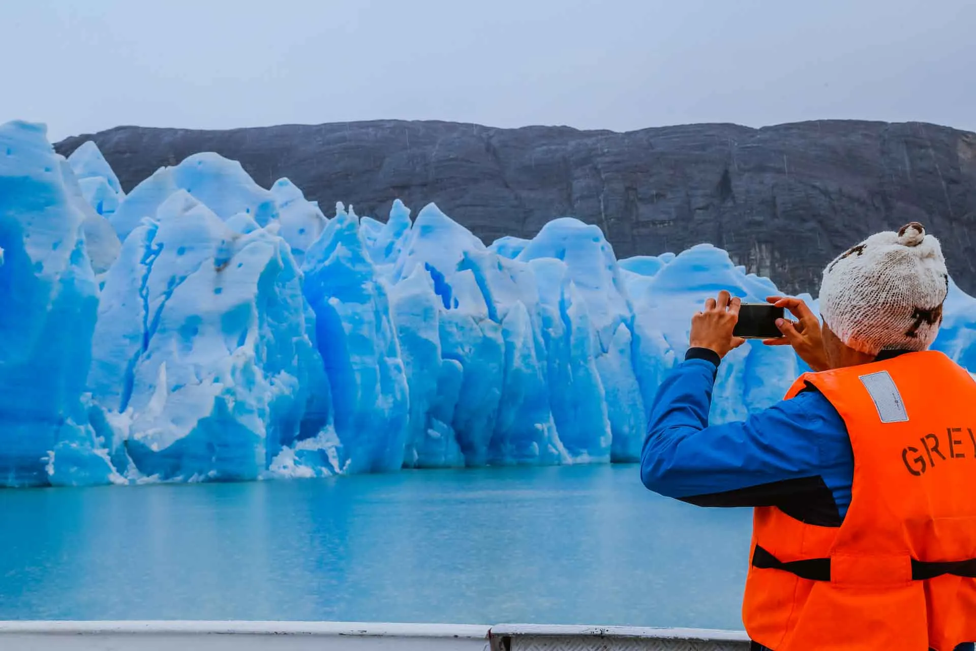 Grey-glaciären i Torres del Paine nationalpark är blå på grund av låg syrehalt
