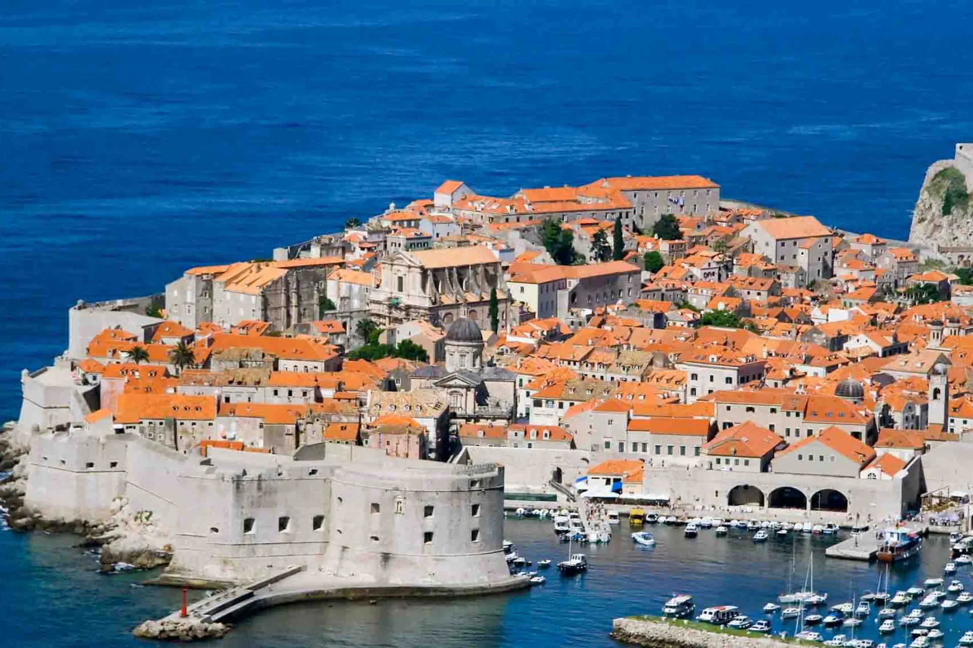 Den gamla stadsdelen i Dubrovnik, omgiven av massiva medeltida murar. Kallas ofta ”Adriatiska pärlan”