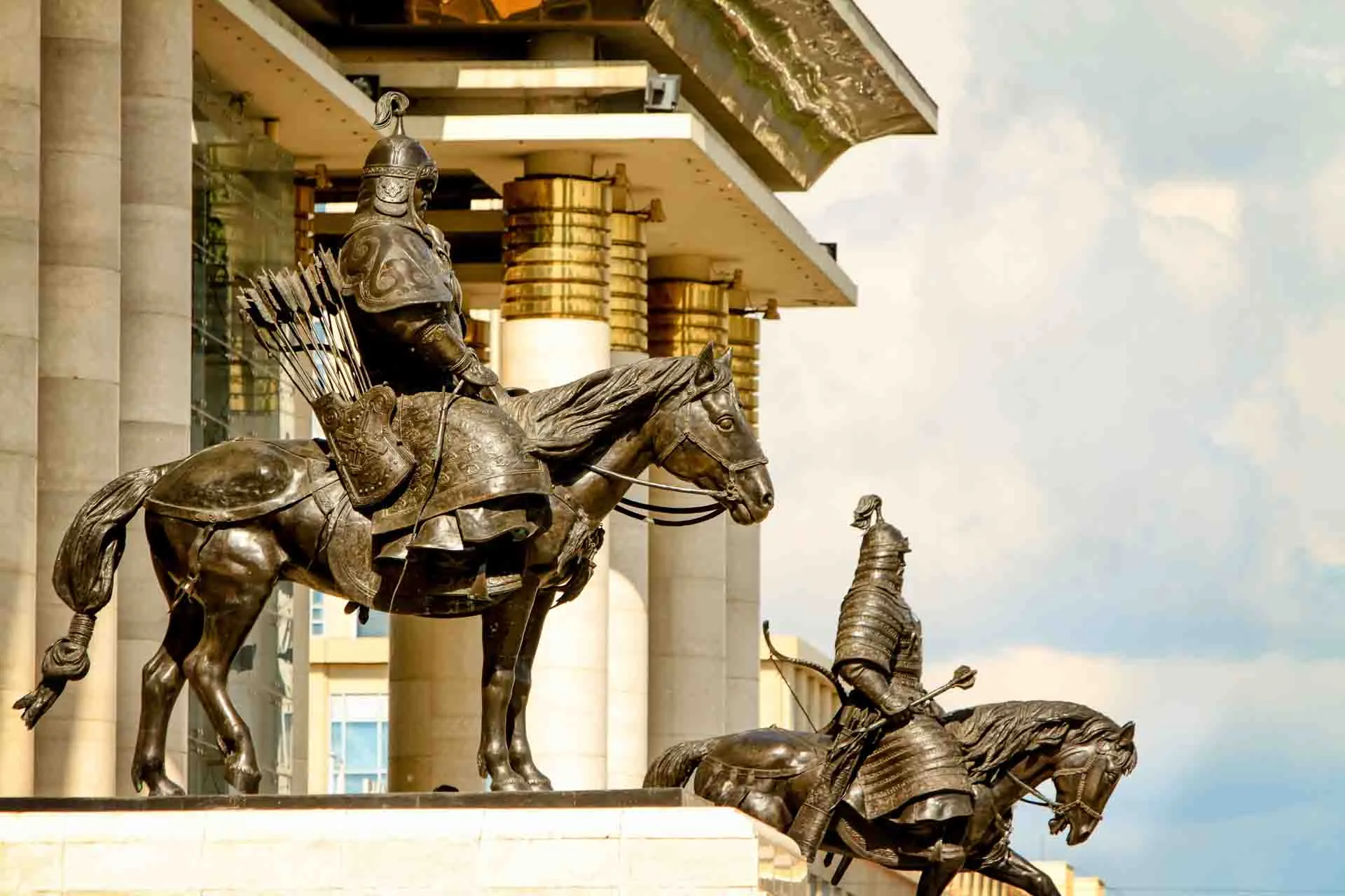 Ryttarstatyer vid Djingis Khan-monumentet framför parlamentet i Ulan Bator