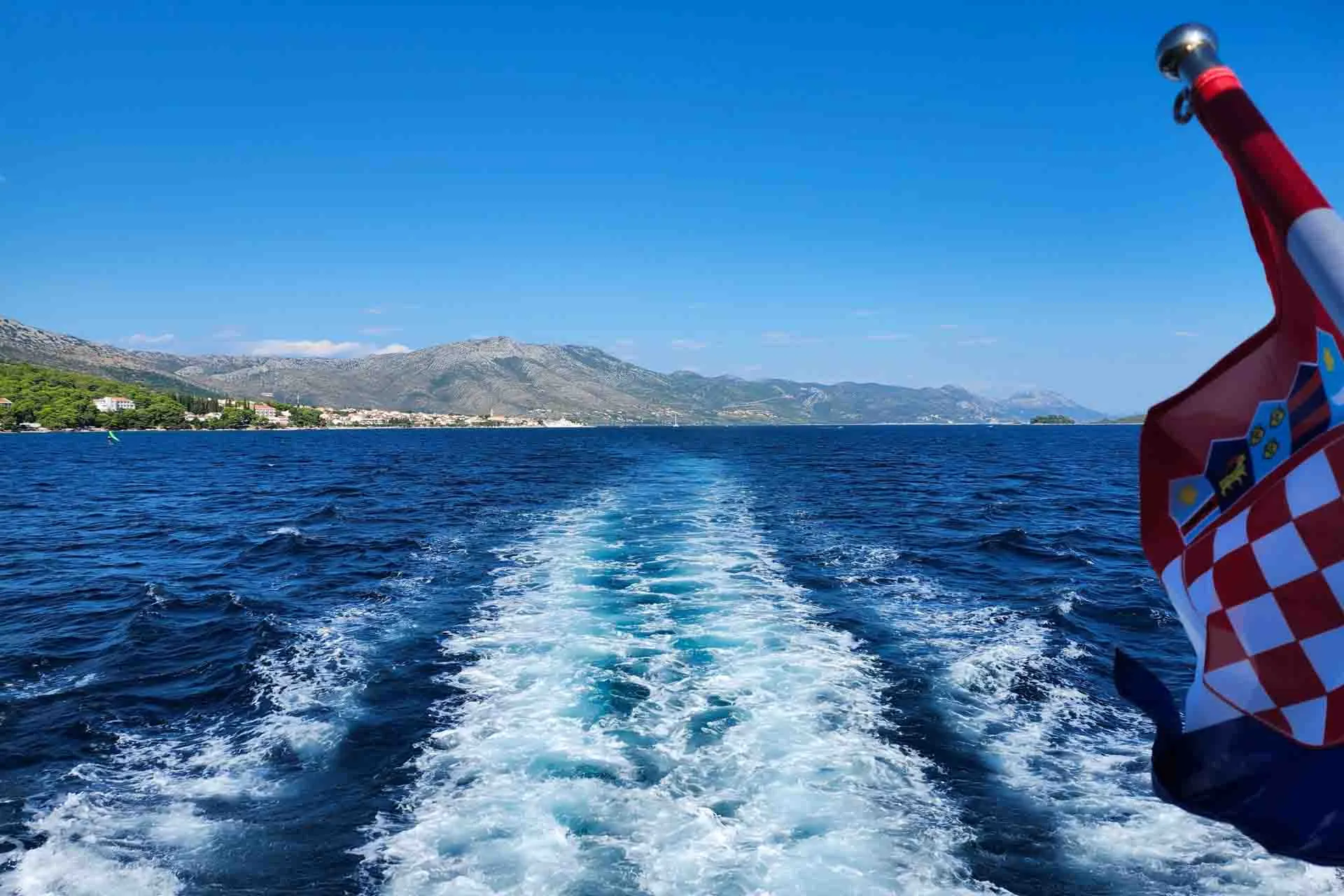 Adriatiska havet sett från sjösidan – frihet, vågor och Kroatien i sikte