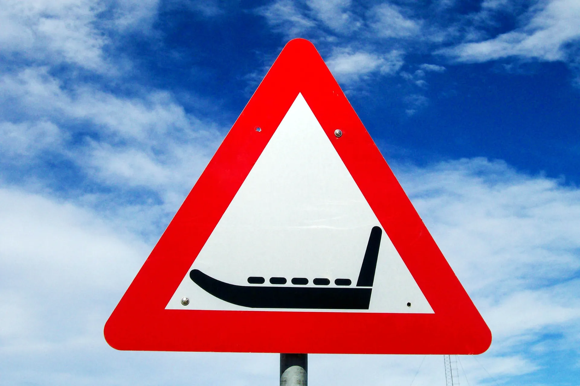 Se upp – slädar eller snöskotrar i området! Se upp – slädar eller snöskotrar i området!