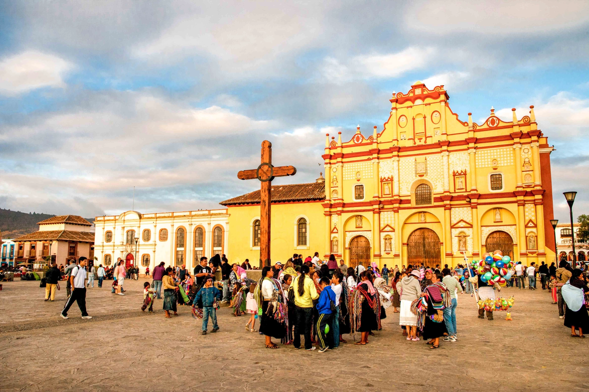 Plaza 31 de Marzo med San Cristóbal-katedralen i bakgrunden