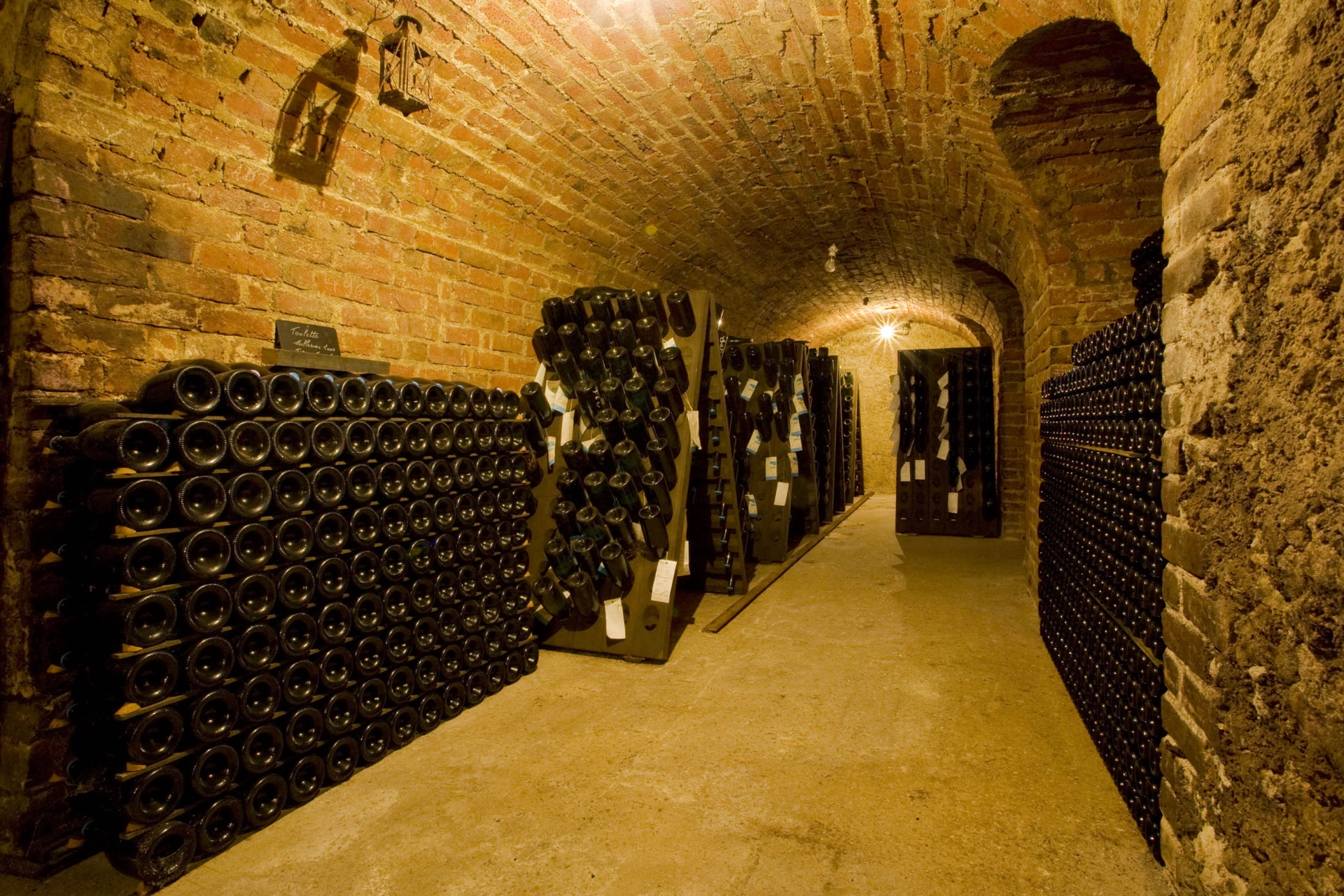 Flera champagneflaskor under mogning i Épernay