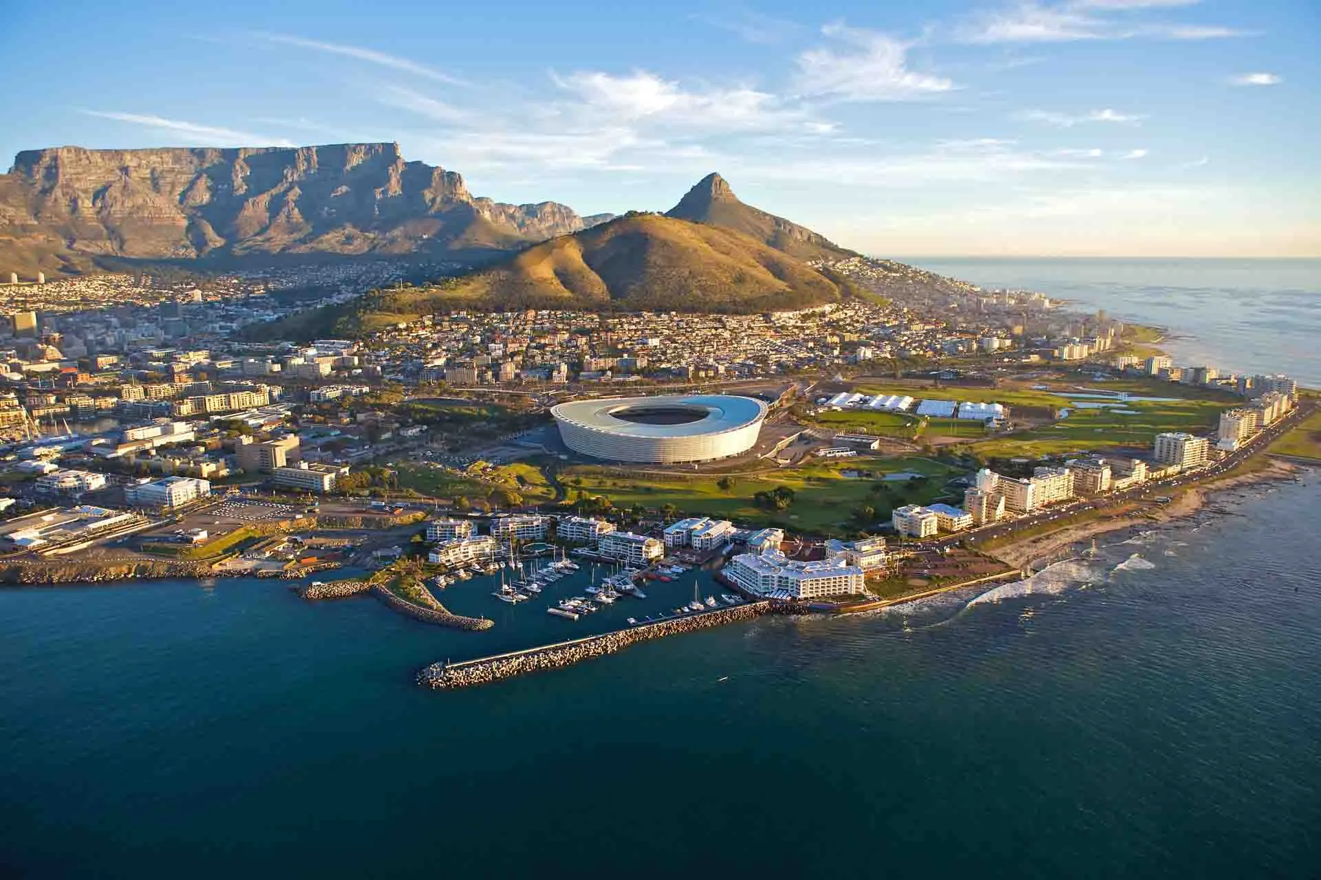 Cape Town Stadium byggdes för fotbolls-VM 2010 – i bakgrunden det konformade Lion’s Head och det platta Taffelberget