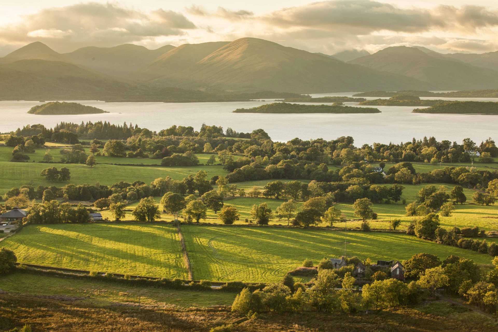 Den vackra sjön Loch Lomond