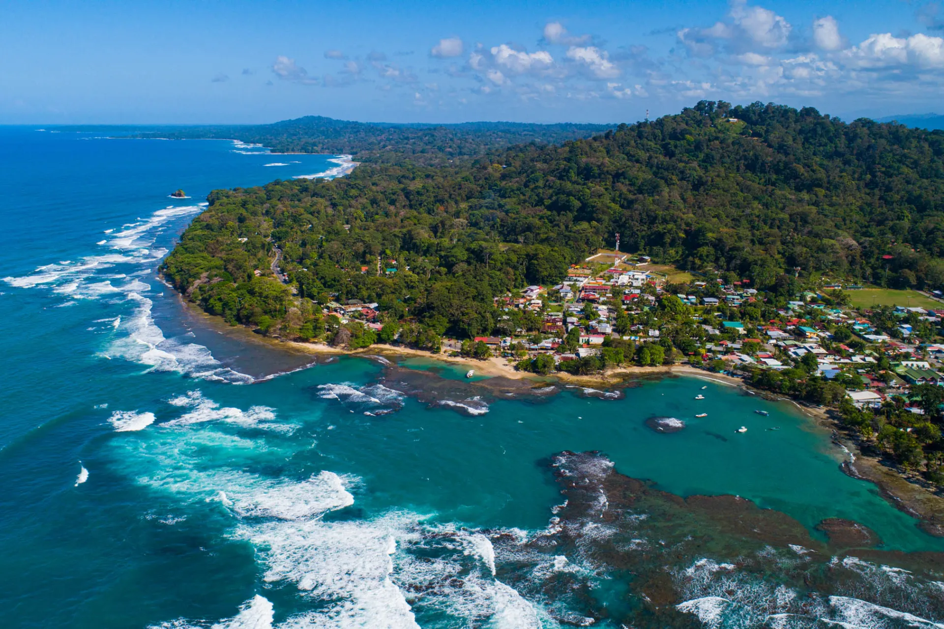 Flygfoto över Puerto Viejo på Costa Ricas karibiska kust Flygfoto över Puerto Viejo på Costa Ricas karibiska kust