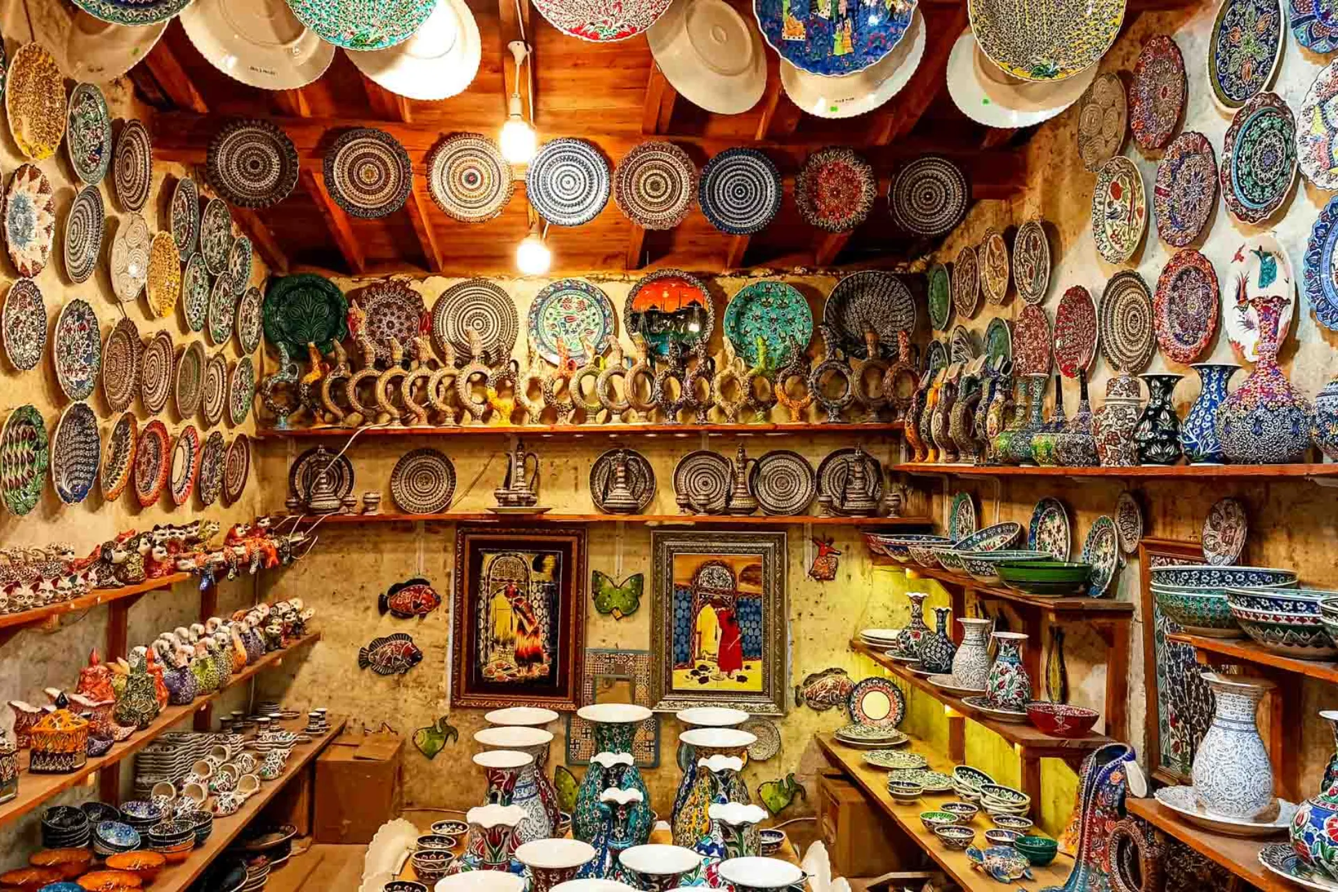Butik med färgglada, handmålade keramikplattor, skålar och vaser i en mysig, rustik atmosfär Butik med färgglada, handmålade keramikplattor, skålar och vaser i en mysig, rustik atmosfär