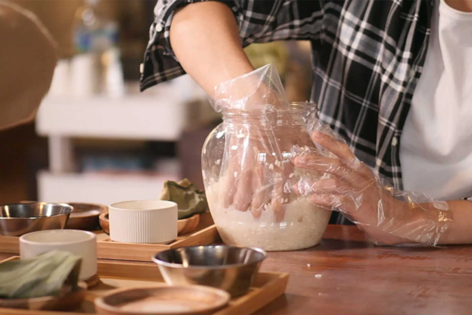 Den traditionella koreanska risvinen makgeolli bryggs fortfarande enligt gamla metoder