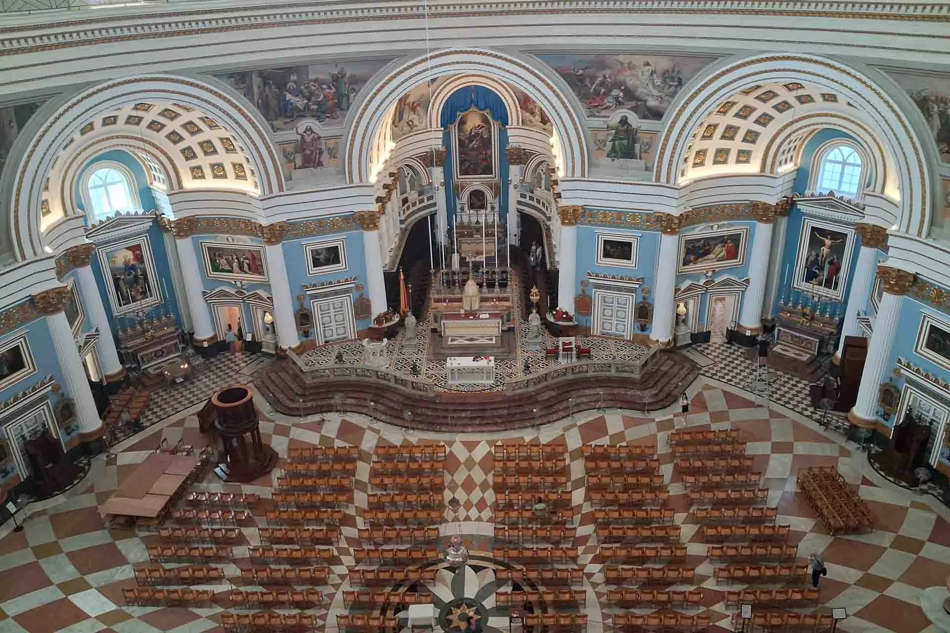 Interiör av Mosta Dome, en av Maltas mest imponerande kyrkor med en av världens största kupoler Interiör av Mosta Dome, en av Maltas mest imponerande kyrkor med en av världens största kupoler