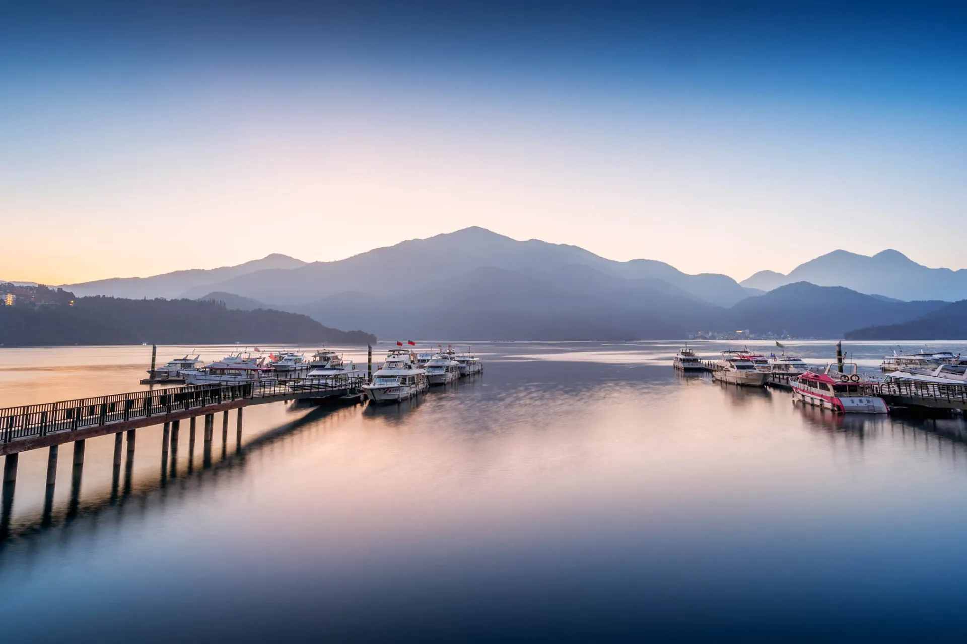 Båtar och berg vid Sol‑ och Månsjön