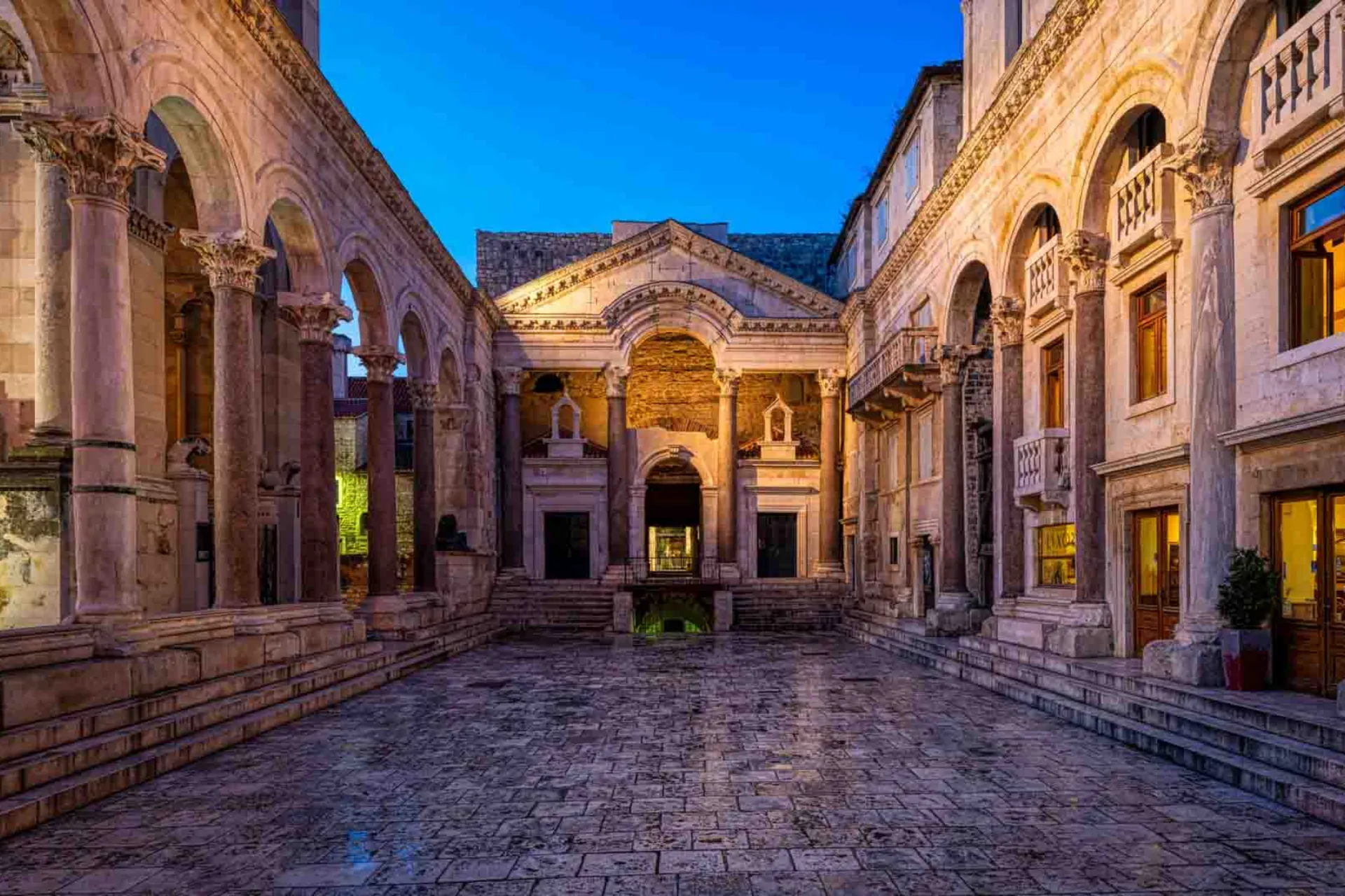 Diocletianuspalatset i Split – en storslagen romersk byggnad från år 300, där historia och nutid möts mitt i stadens hjärta