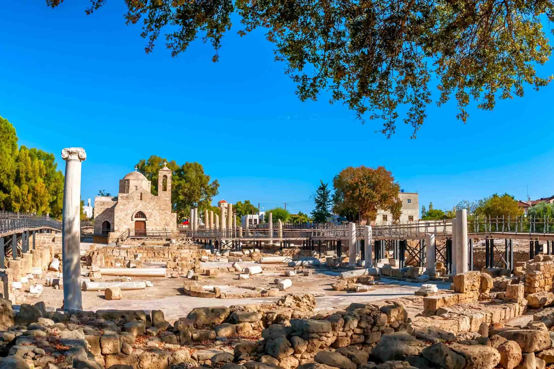 S:t Paulus kolonn och Panagia Chrysopolitissa-basilikan i Paphos byggd på 400-talet e.Kr.