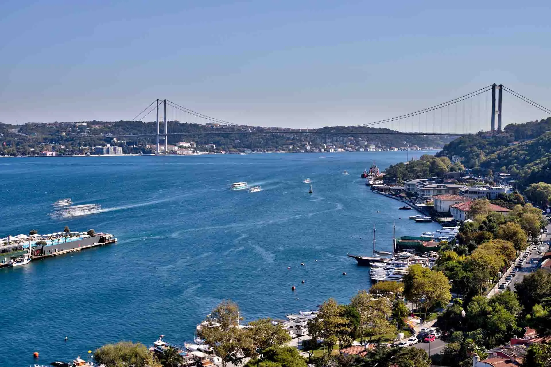 Bosporen skiljer Europa och Asien och förbinder Svarta havet med Marmarasjön