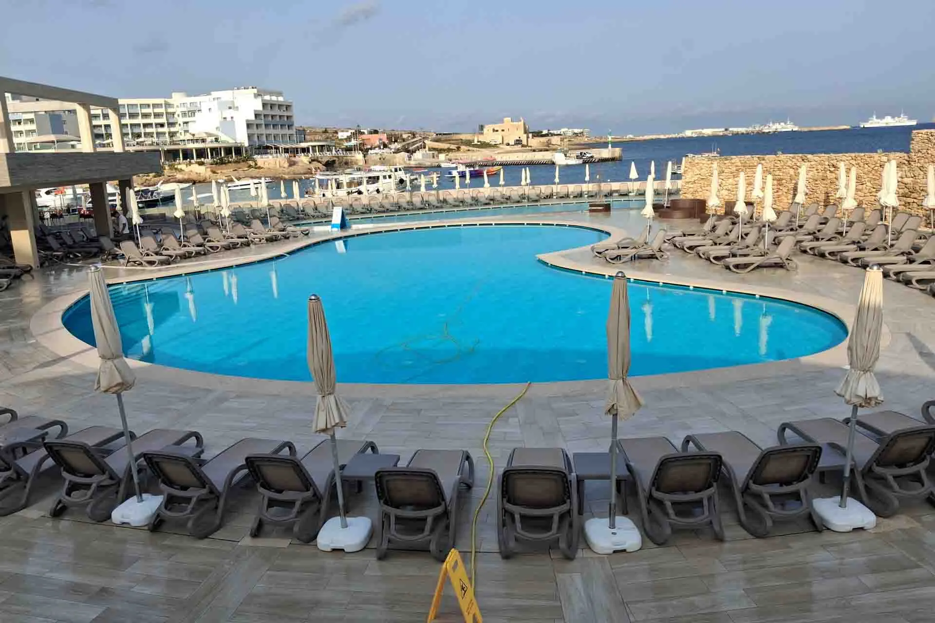 Pool vid Ramla Bay Resort i Marfa Pool vid Ramla Bay Resort i Marfa