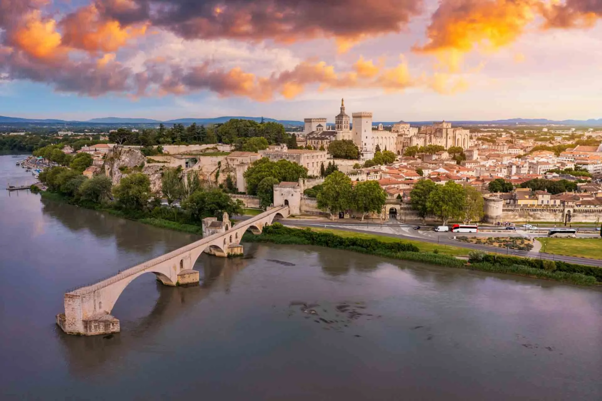 Pont Saint-Bénézet (även känd som Pont d’Avignon) över floden Rhône med Avignon i bakgrunden