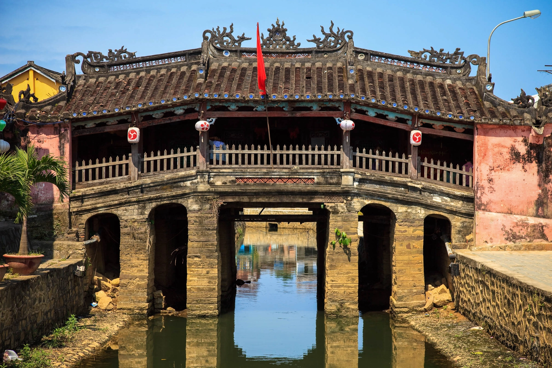 Den vackert dekorerade Japanska bron i Hoi An