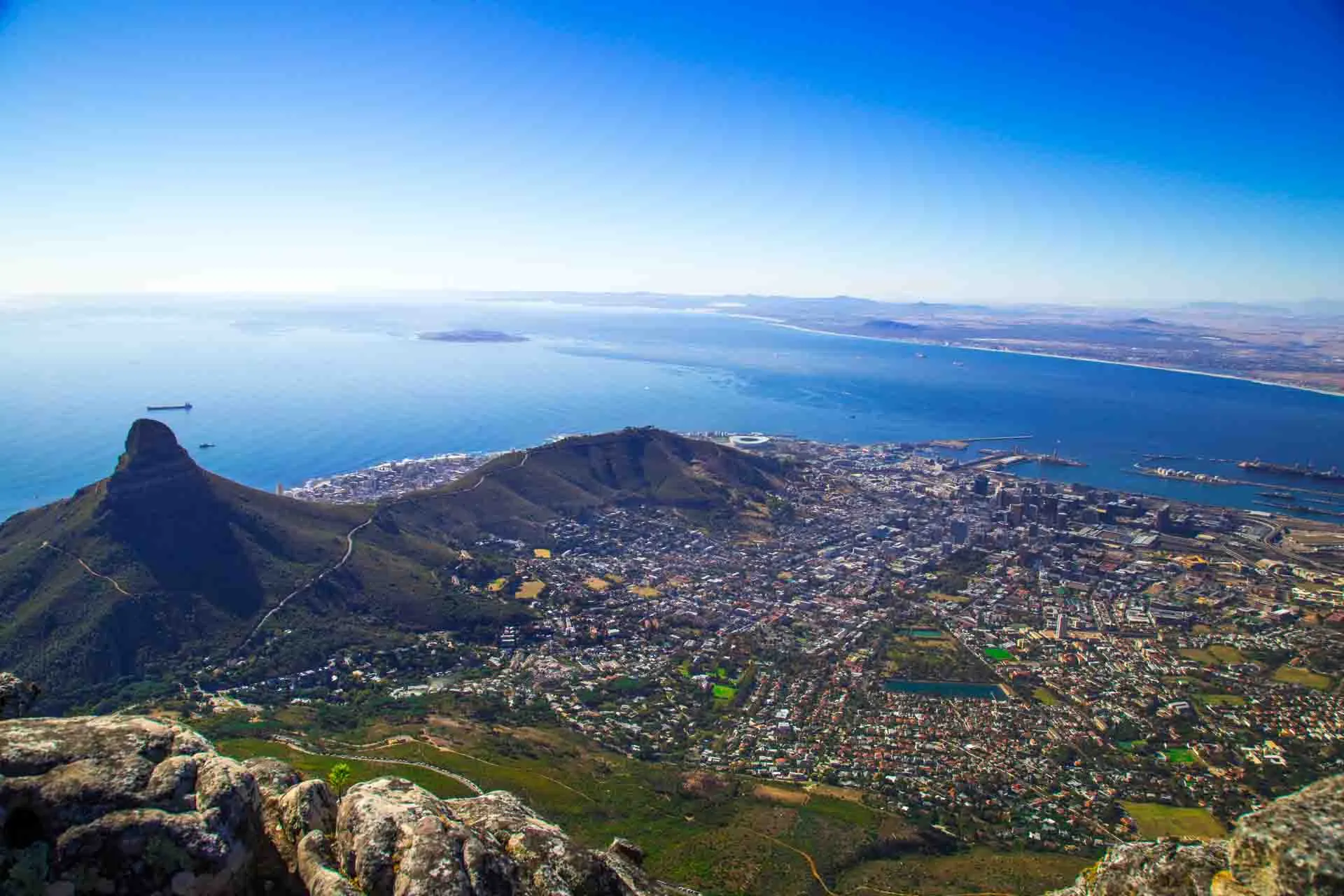 Kapstaden med Taffelberget, Cape Town Stadium och Robben Island i bukten
