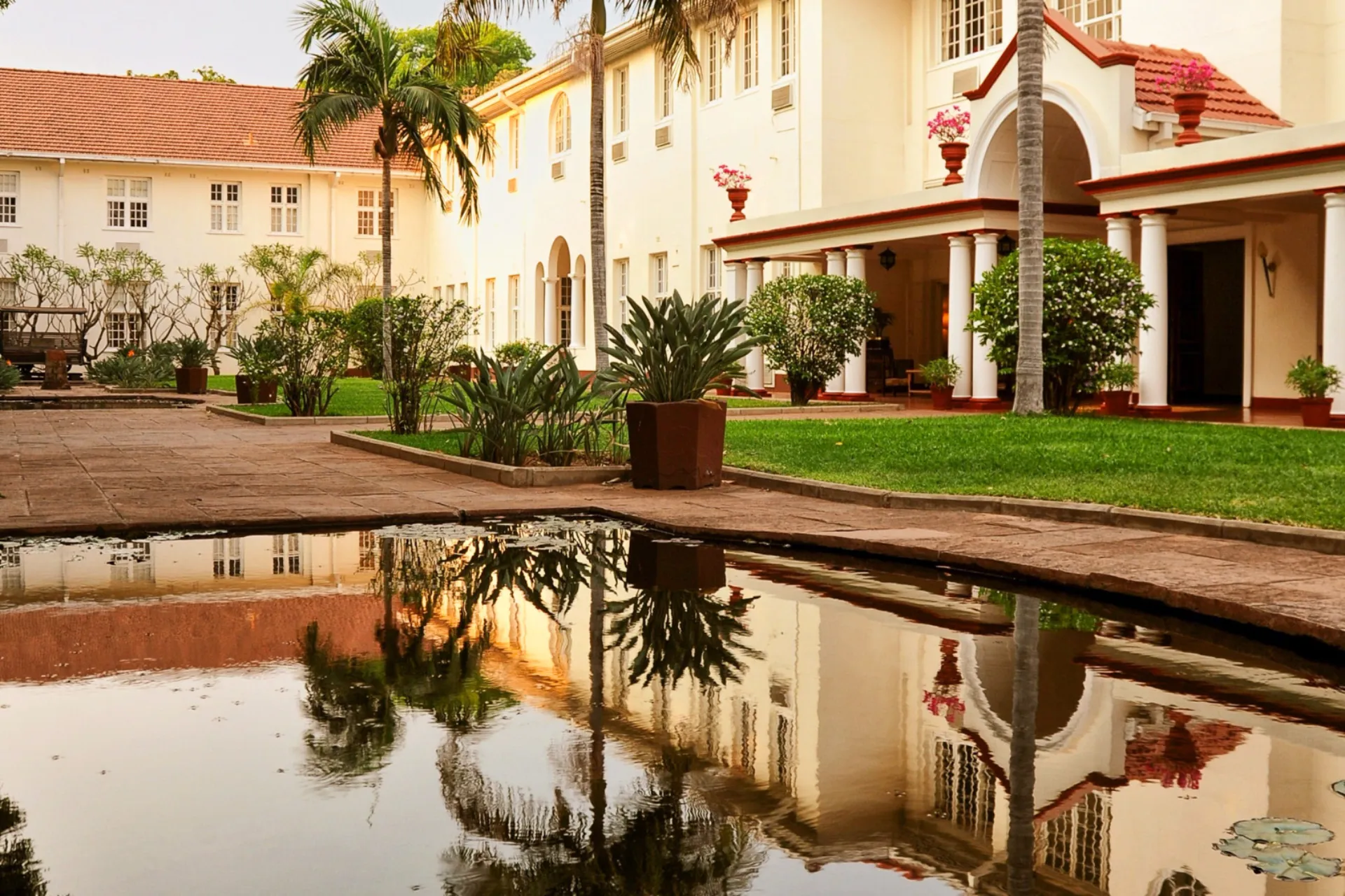 Victoria Falls Hotel räknas som ett av Afrikas mest ikoniska kolonialtidshotell Victoria Falls Hotel räknas som ett av Afrikas mest ikoniska kolonialtidshotell