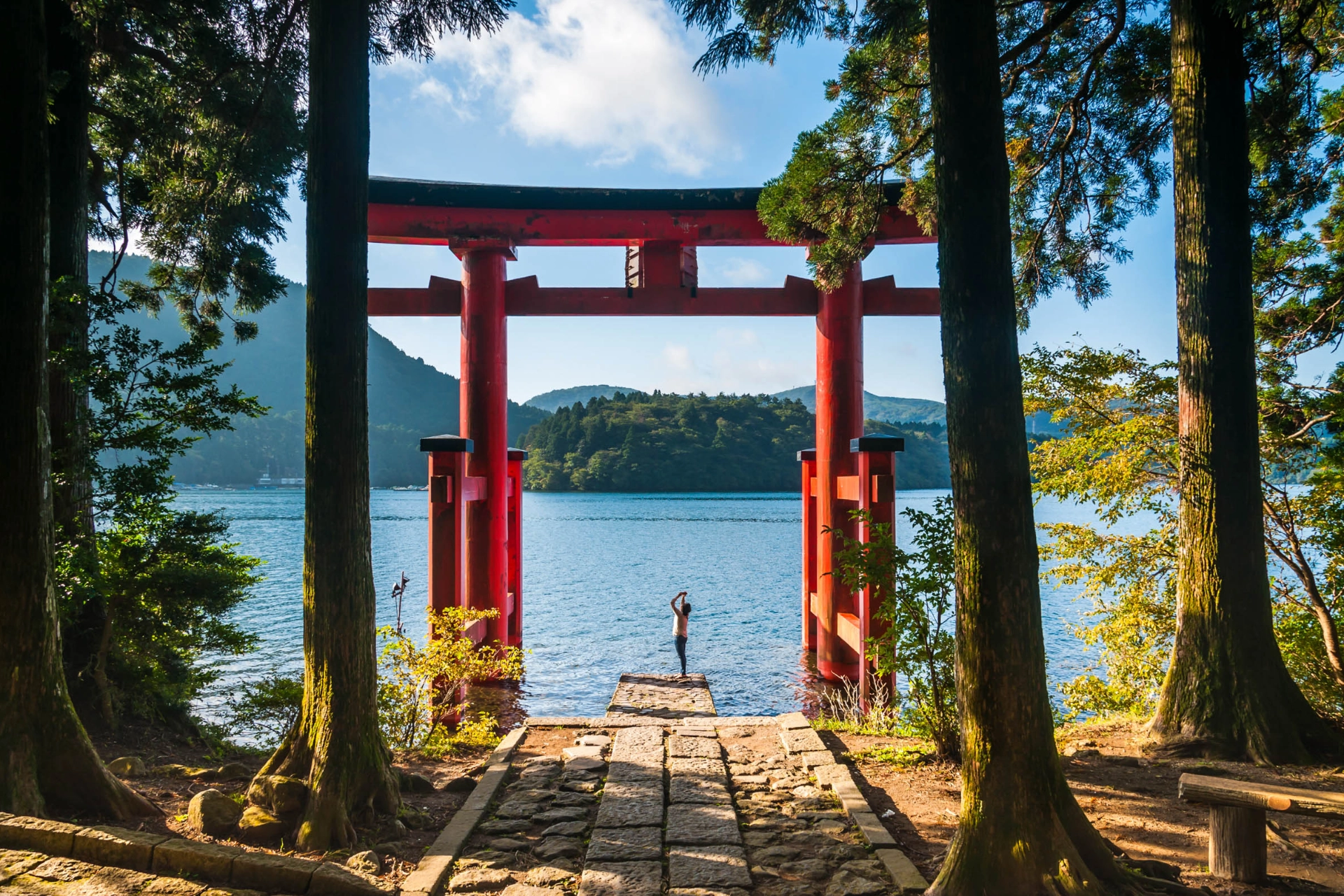 Hakone-helgedomens Torii-port vid Ashi-sjön