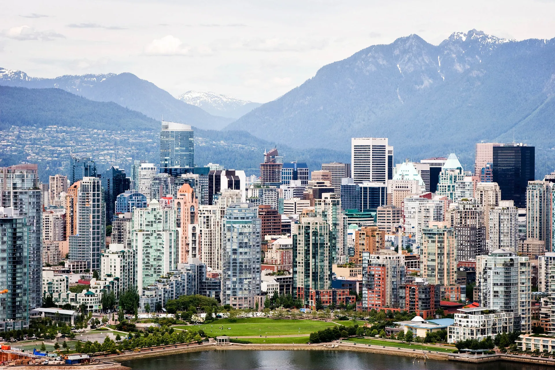 Vancouvers skyline med bergen i bakgrunden