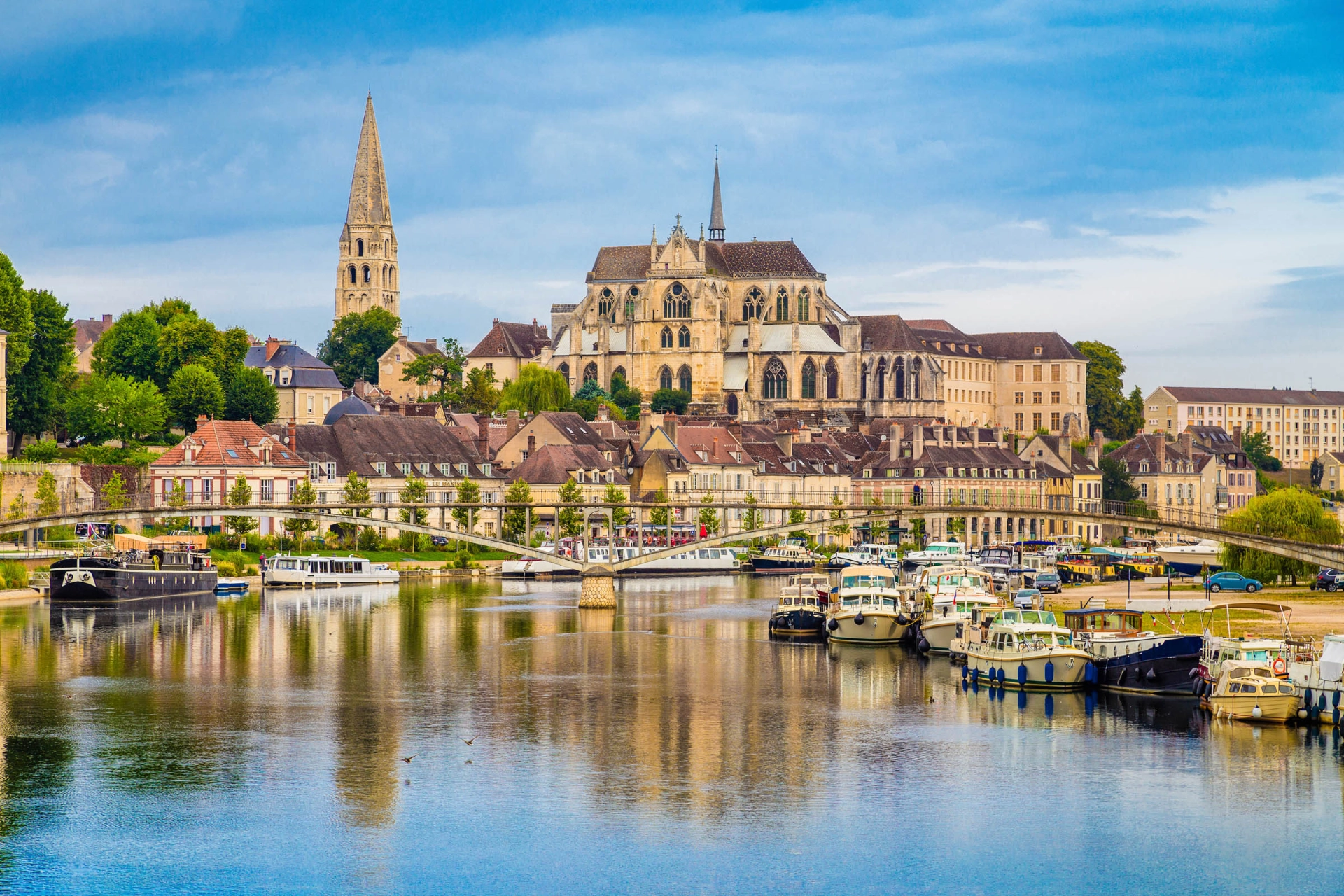 Auxerre, stolt by vid Yonne-floden