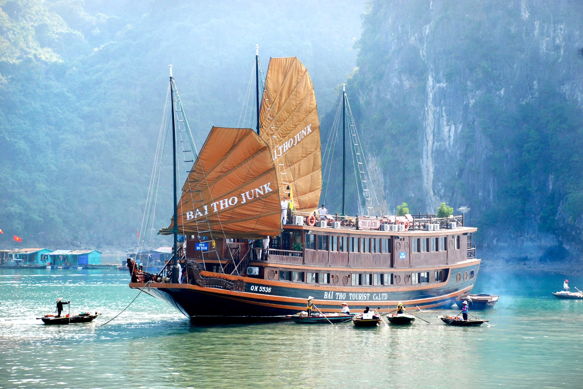 Vietnamesisk djonk i Halongbukten