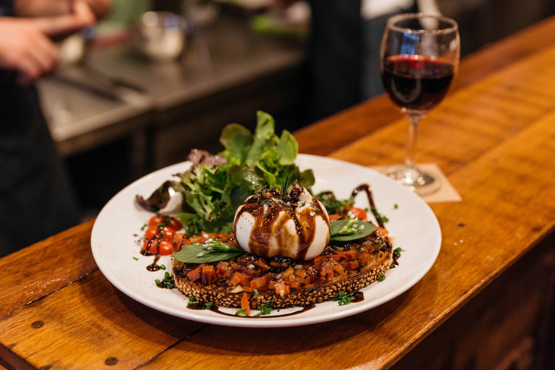 Italiensk specialitet - bruschetta med burrata och balsamico