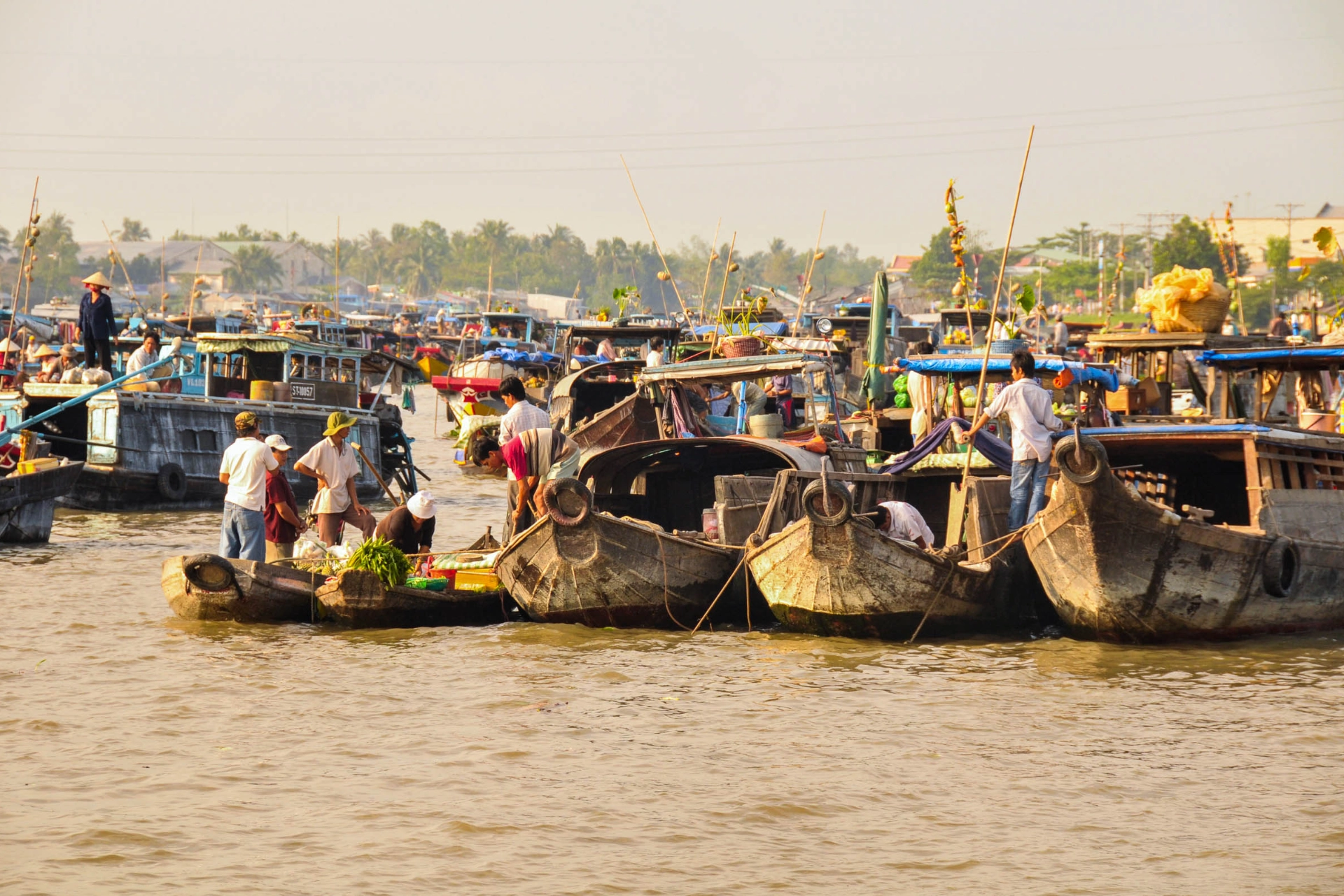 Vi skal uppleva Mekong-deltaets store flytande marknadsplats