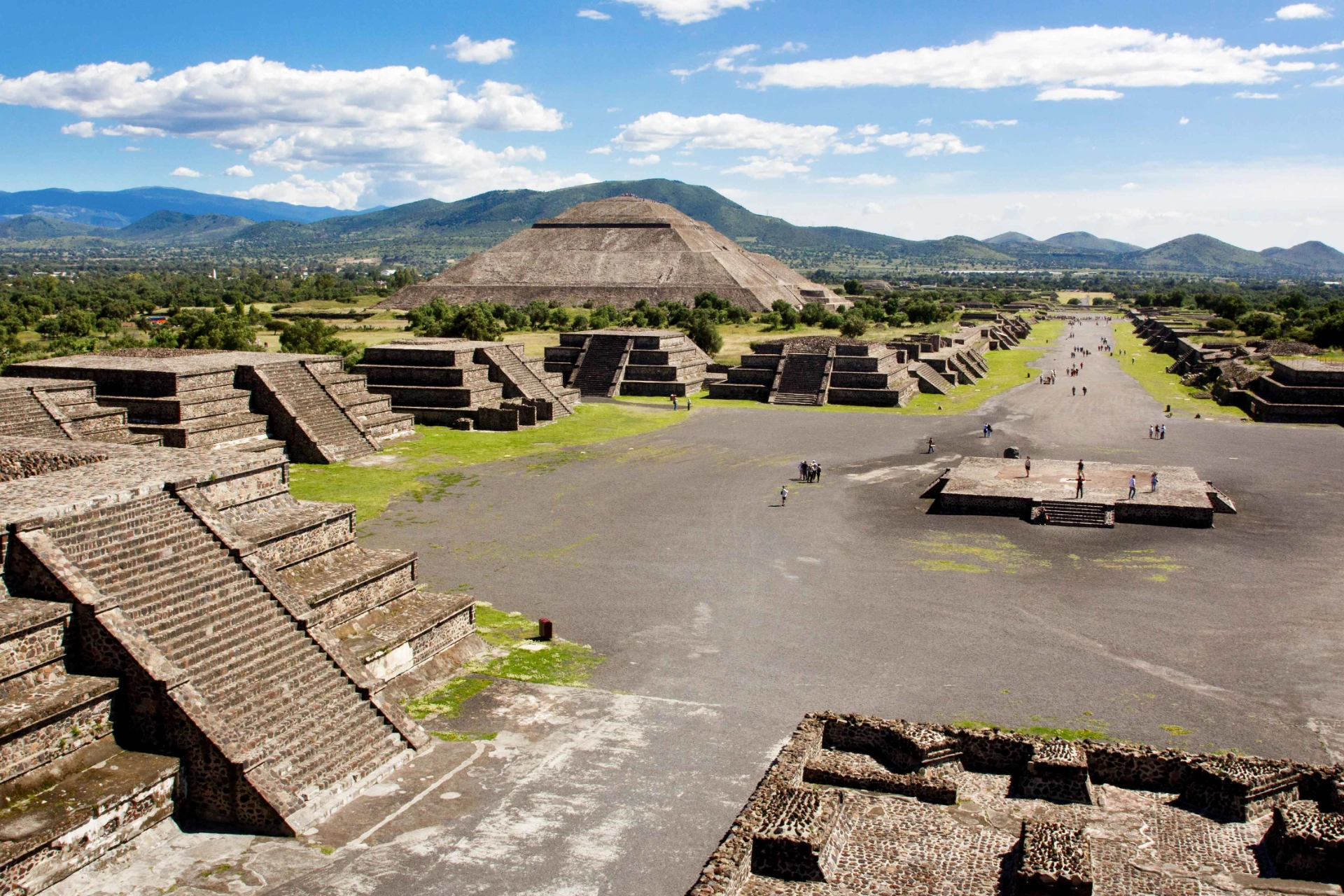 Plattformar, tempel och Solpyramiden längs Dödens allé i Teotihuacán