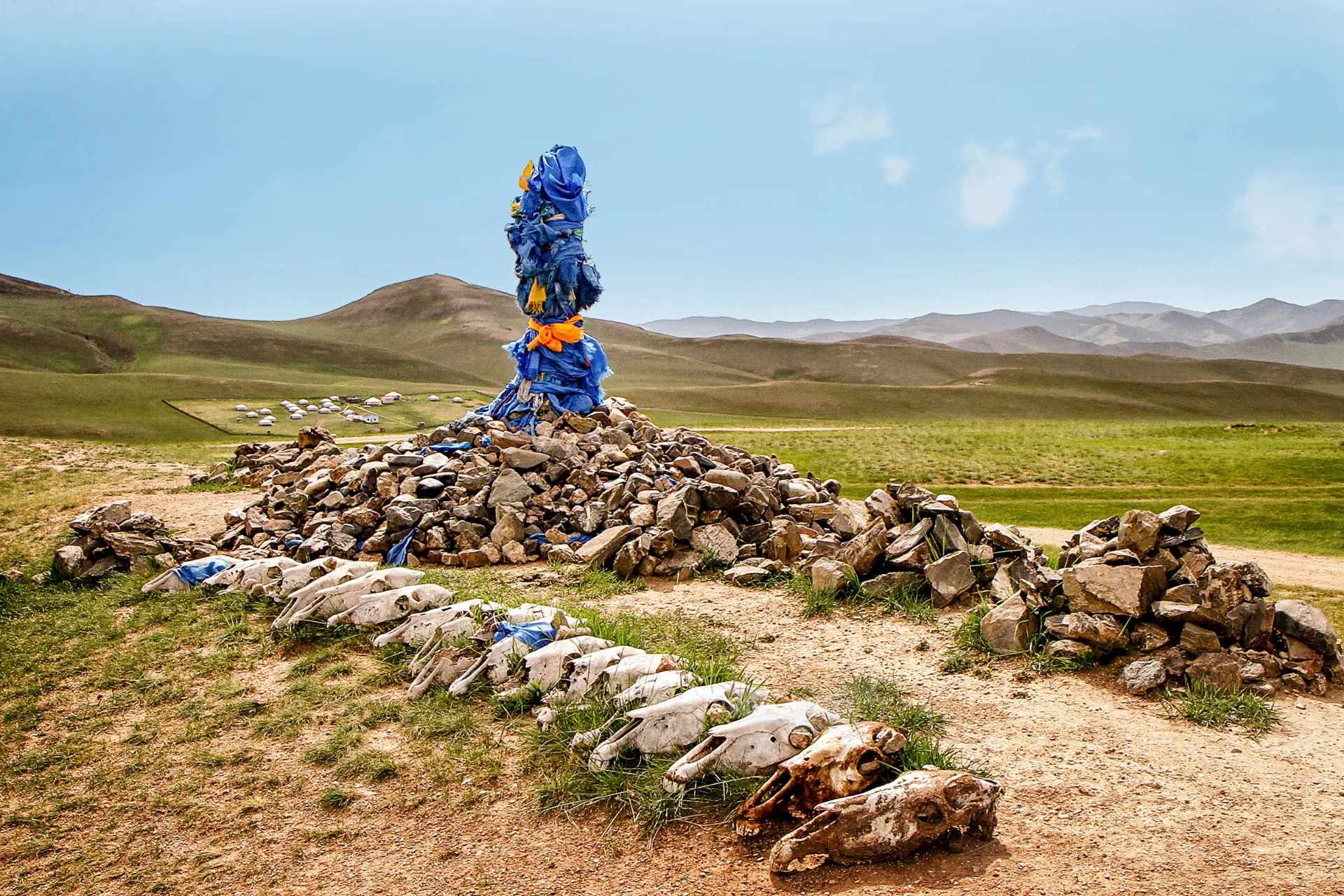 Ovoo – ett mongoliskt stenaltare, använt i shamanistiska och buddhistiska ritualer