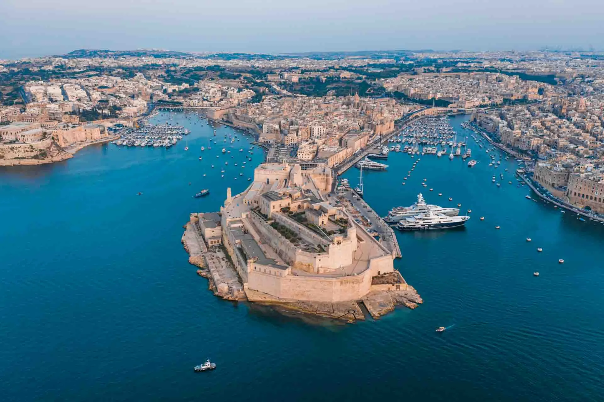 Fort St. Angelo i Vittoriosa med utsikt över Grand Harbour Fort St. Angelo i Vittoriosa med utsikt över Grand Harbour