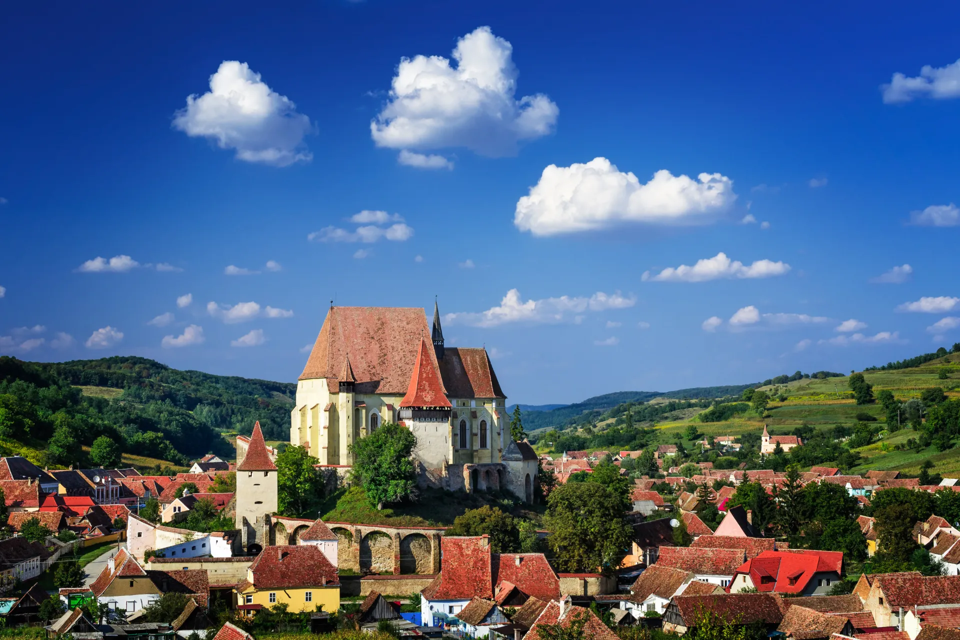 Utsikt över den befästa kyrkan i Biertan, ett UNESCO-världsarv i Transsylvanien