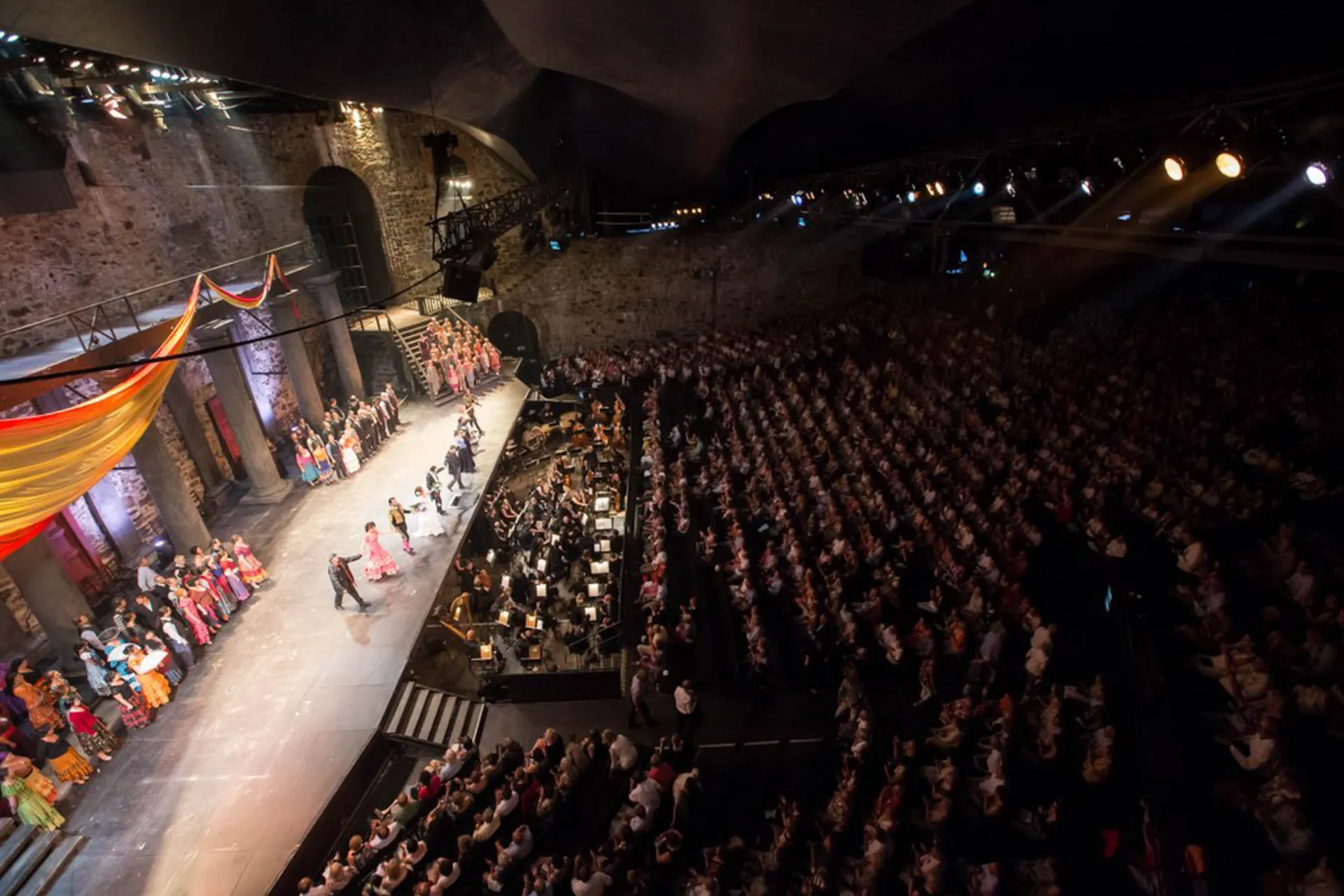 Operasångarna tar emot publikens hyllning Operasångarna tar emot publikens hyllning