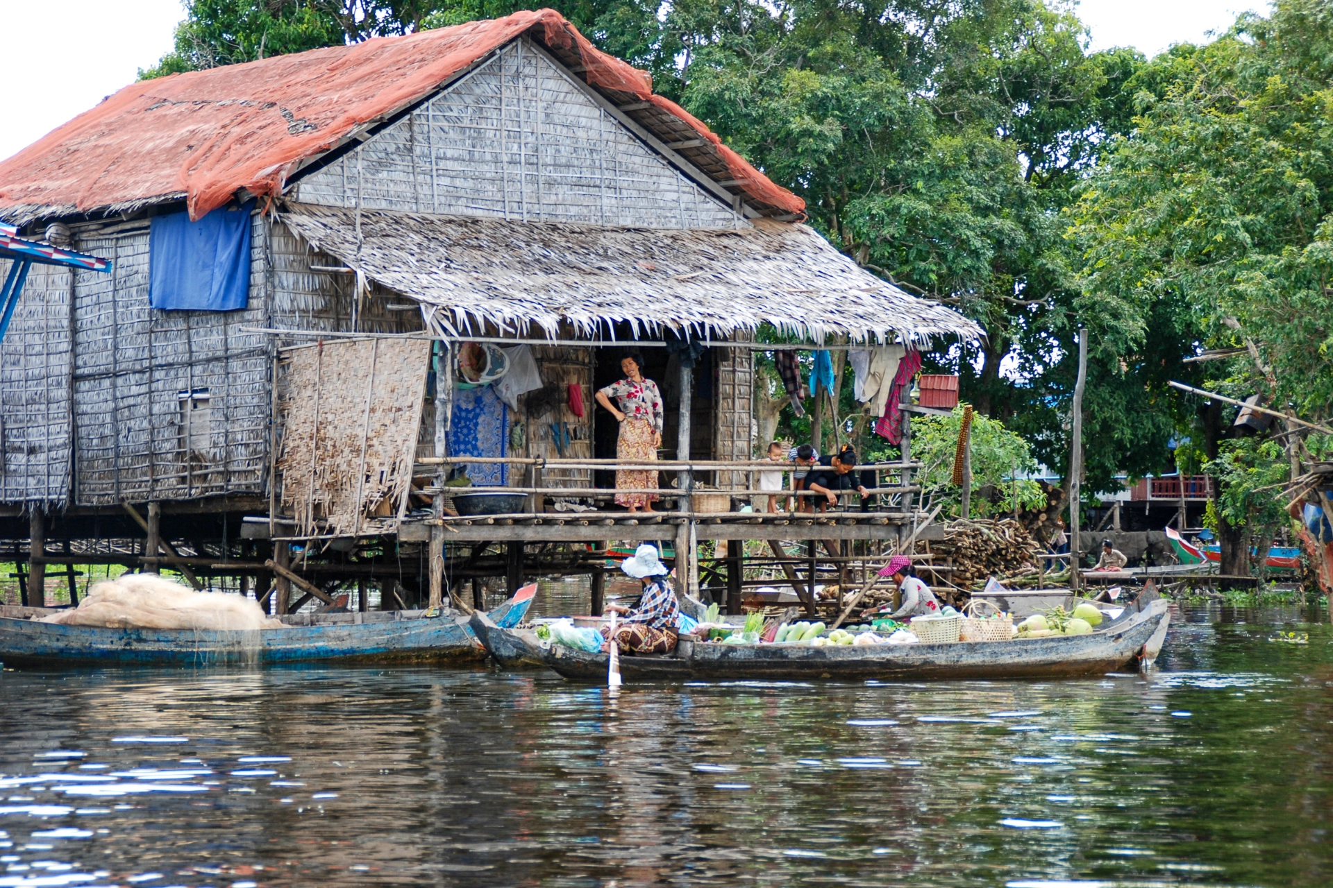 På Tonle Sap-sjön finns hela landsbygdar på stolpar