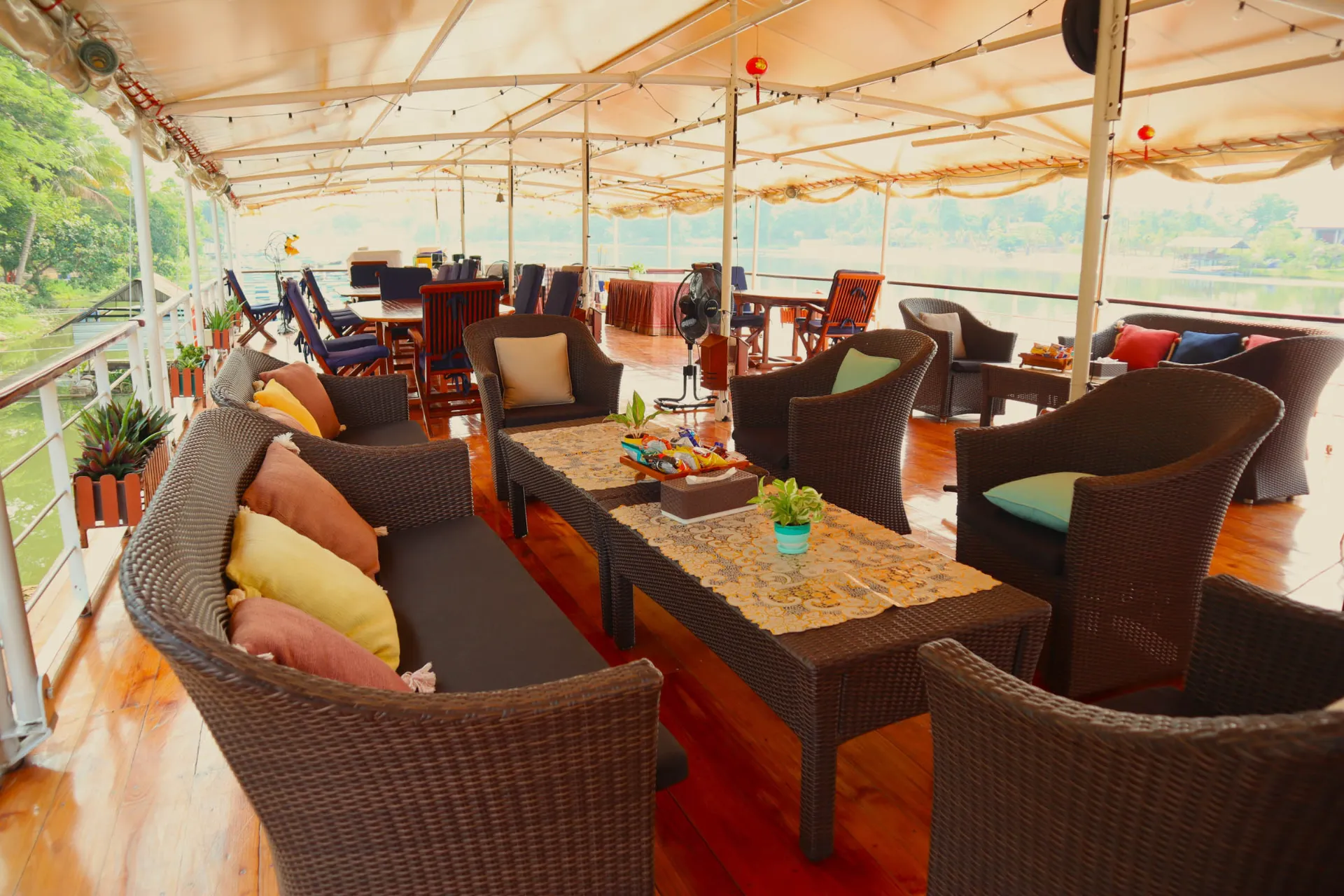 Interiör från fartyget med mjuka kuddar Interiör från fartyget med mjuka kuddar