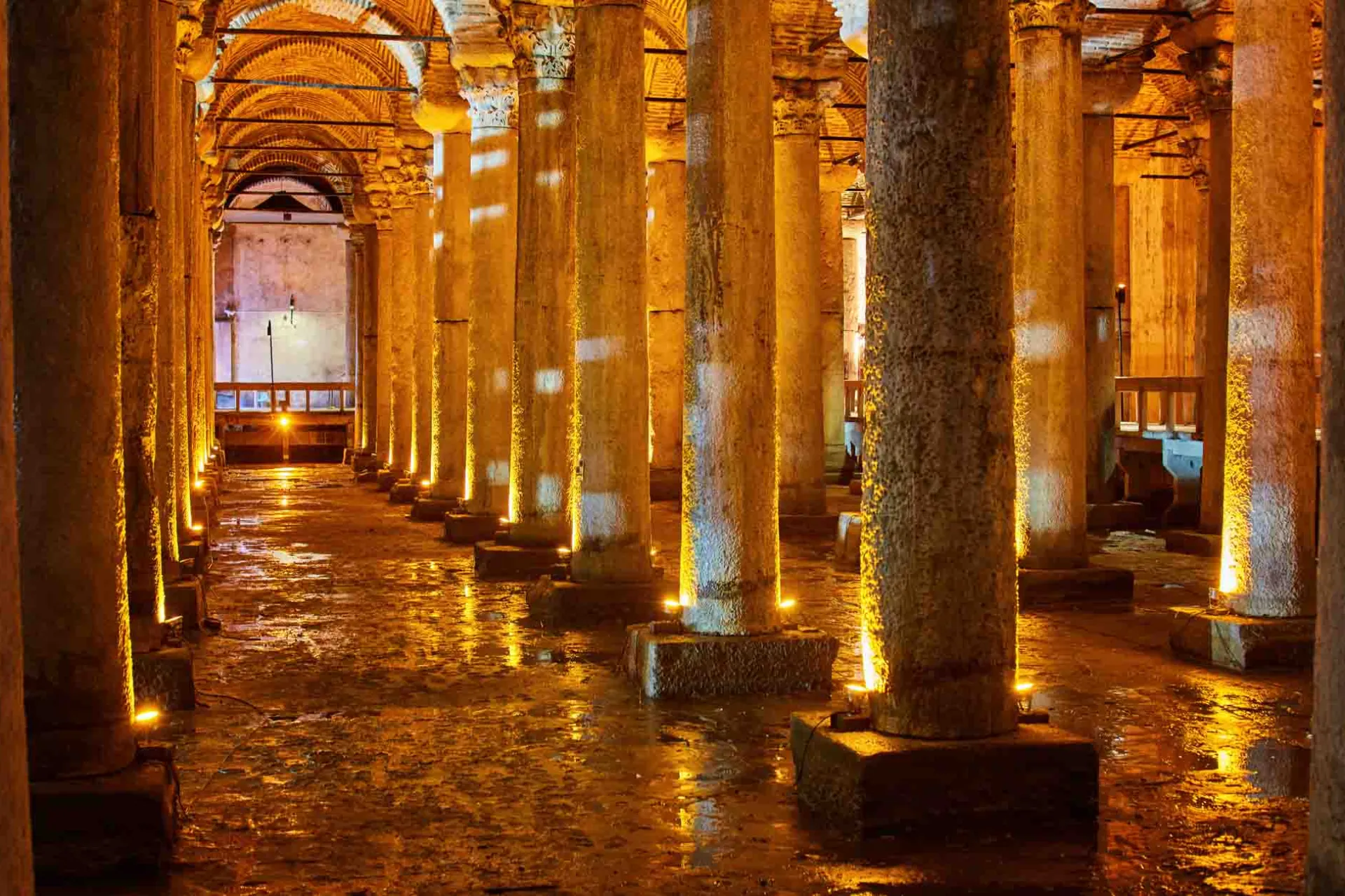 Den mystiska Basilika-cisternen i Istanbul, ett underjordiskt vattenpalats från 500-talet